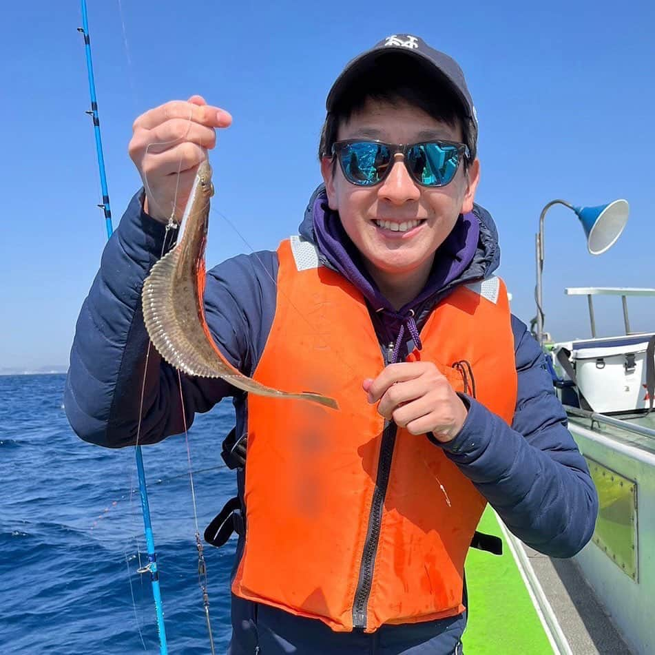 平松修造のインスタグラム：「先日！！久々の！！釣り🎣 釣り初体験の友だち夫婦と行ってきましたが、 まさかのわたしだけ激シブでした。  アマダイ+タチウオ狙いでしたが 9時間乗ってムシガレイ2枚のみ、、、  3枚目のアマダイとタチウオは、 友人が釣ったものを持たせてもらった屈辱です  でもやっぱり釣って捌いて食べるのは最高だ☺️🐟 ちなみにカレイ2枚のうちひとつは 珍しい左カレイちゃんでした (マニアックトーク)  次こそはリベンジ！！ 同志求む！！！  #釣り #釣行記」