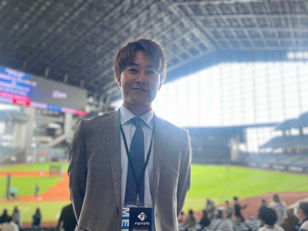 土井悠平さんのインスタグラム写真 - (土井悠平Instagram)「初めてのエスコンフィールド⚾️  素晴らしい球場でした🥲 野球ファンの皆さん 絶対に来たほうがいいです🥹  北海道日本ハムファイターズ vs 埼玉西武ライオンズ  オープン戦なんやけど、 「いよいよ始まる..！！」 って気持ちになりました🔥🔥  明日も試合があります！ 是非、 @gaora_sports でご覧ください🫡🫡  #北海道日本ハムファイターズ #lovefighters  #埼玉西武ライオンズ #seibulions  #エスコンフィールド北海道  #プロ野球 #オープン戦  #下から撮られたら盛られへんから今度は上から撮ってな福田太郎」3月14日 20時06分 - doi_yuhei