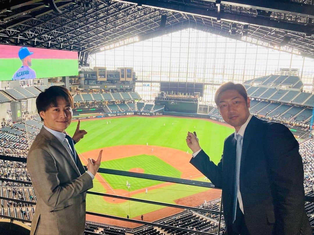 土井悠平さんのインスタグラム写真 - (土井悠平Instagram)「初めてのエスコンフィールド⚾️  素晴らしい球場でした🥲 野球ファンの皆さん 絶対に来たほうがいいです🥹  北海道日本ハムファイターズ vs 埼玉西武ライオンズ  オープン戦なんやけど、 「いよいよ始まる..！！」 って気持ちになりました🔥🔥  明日も試合があります！ 是非、 @gaora_sports でご覧ください🫡🫡  #北海道日本ハムファイターズ #lovefighters  #埼玉西武ライオンズ #seibulions  #エスコンフィールド北海道  #プロ野球 #オープン戦  #下から撮られたら盛られへんから今度は上から撮ってな福田太郎」3月14日 20時06分 - doi_yuhei