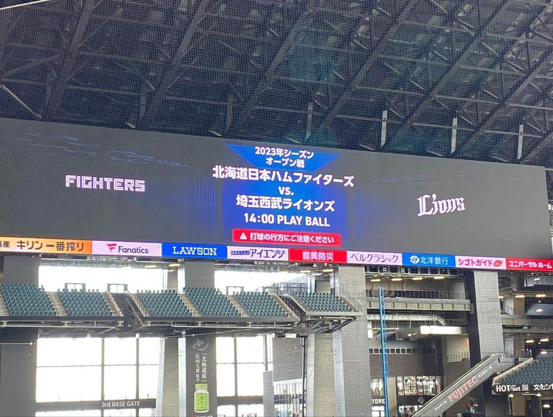 土井悠平さんのインスタグラム写真 - (土井悠平Instagram)「初めてのエスコンフィールド⚾️  素晴らしい球場でした🥲 野球ファンの皆さん 絶対に来たほうがいいです🥹  北海道日本ハムファイターズ vs 埼玉西武ライオンズ  オープン戦なんやけど、 「いよいよ始まる..！！」 って気持ちになりました🔥🔥  明日も試合があります！ 是非、 @gaora_sports でご覧ください🫡🫡  #北海道日本ハムファイターズ #lovefighters  #埼玉西武ライオンズ #seibulions  #エスコンフィールド北海道  #プロ野球 #オープン戦  #下から撮られたら盛られへんから今度は上から撮ってな福田太郎」3月14日 20時06分 - doi_yuhei