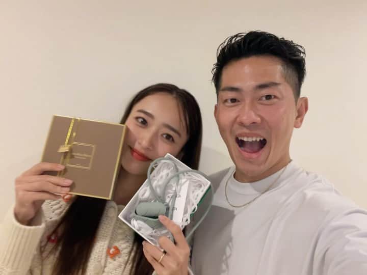 近藤千尋のインスタグラム：「わーい😍🤍 ホワイトデー💓🥹 昨日、 📲今どこ！合流しよ！って電話したら いや、あの、あれよ、あのー、、 ってはぐらかしていた彼😂笑 鈍感でごめんね💓笑  最近バラエティ📺で サプライズしてくれないって言ったら ちゃんとしてくれました😂 やらせた感😂(すいません笑)  考えてくれる時間が嬉しいよね💕 忙しいのにありがとうだよ👨🤍  娘2人にはすみっコぐらしでした✨  そして長女は進級式！おめでとう💕 年長さんと楽しんでね☺️」