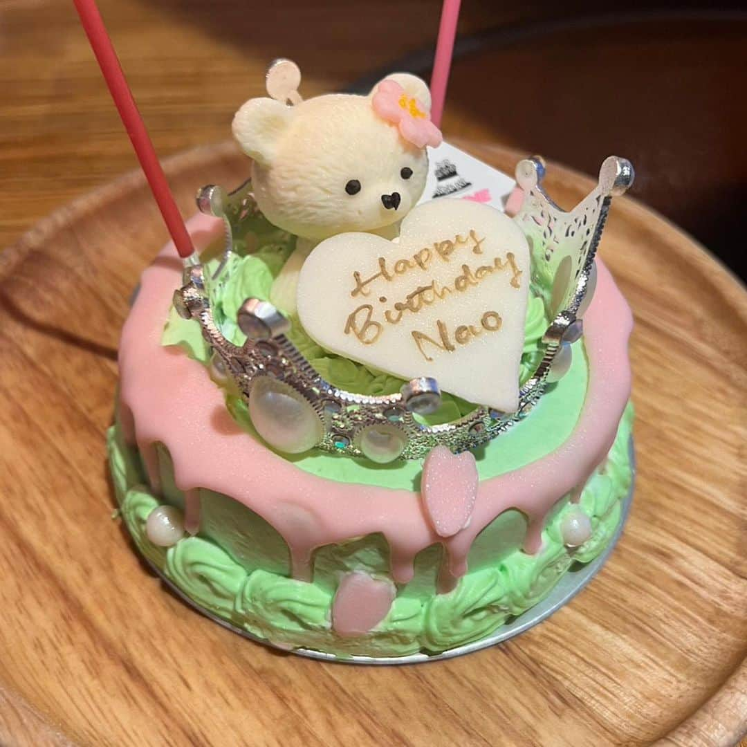 ナオさんのインスタグラム写真 - (ナオInstagram)「おなじみメンバーが新大久保で誕生日を祝ってくれました❤️  甘糟ちゃん　@norihey924  くるみちゃん　@k.k.nagata  優子ちゃん　@yuko_hashimoto8  あゆみちゃん　@ayumiayunco  今回は娘ちゃんも😍  人数が多いと色々食べれていいねー！美味しいねー！と勢いよく食べる私たち🤣 エビギョプサル美味しかったなぁ  @nikunomonogatari   ランチ前に買い物もしてるから、荷物がパンパンで重〜い（この買い物も勢いがすごい😆） 次のお茶のとこまで優子ちゃんが荷物を持ってくれるのを手伝ってくれました♪  幸せ時間をありがとう❤️  また来月も行こうね😆  #新大久保 #誕生日ランチ #ケーキ #可愛くて #美味しかった #リサイタルでもあったのかな #ってくらい #お花が豪華で素敵 #みんなありがとう」3月14日 20時05分 - nao_nao310