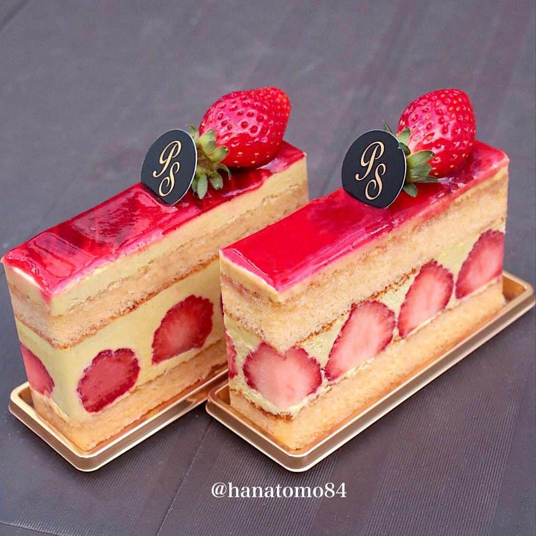 はなともさんのインスタグラム写真 - (はなともInstagram)「. . . 【 #パティスリーサトウ @patisseriesatoh 】  🍓 フレジェ ア ラ ピスターシュ¥756  アーモンドのスポンジ生地と ピスタチオのクレームムースリーヌ、 そして甘酸っぱい苺の絶妙なハーモニー🍓  キルシュを効かせたビスキュイが ちょっぴり大人な味わいだね！  ひとつひとつの素材が美味しくて まさにバランス重視  完成度の高い絶品フレジェ🍓  ▼エリア検索 ↪︎ #はなとも九品仏  ✴︎———✴︎———✴︎———✴︎ Shop Info ✴︎———✴︎———✴︎———✴︎  🏠 PatisserieSato 📍 東京都世田谷区奥沢8-1-20 ⏰ ‬平日 11:00～19:00 土日祝 11:00～18:00 ‪☎️ 03-6432-2454  ㊡  不定休(Instagramで確認) ‪🚞 東急大井町線 九品仏駅から徒歩3分   ✴︎———✴︎———✴︎———✴︎———✴︎———✴︎———✴︎———✴︎——✴︎   #東京スイーツ #東京カフェ #九品仏カフェ #フレジェ #東京パティスリー」3月14日 20時05分 - hanatomo84