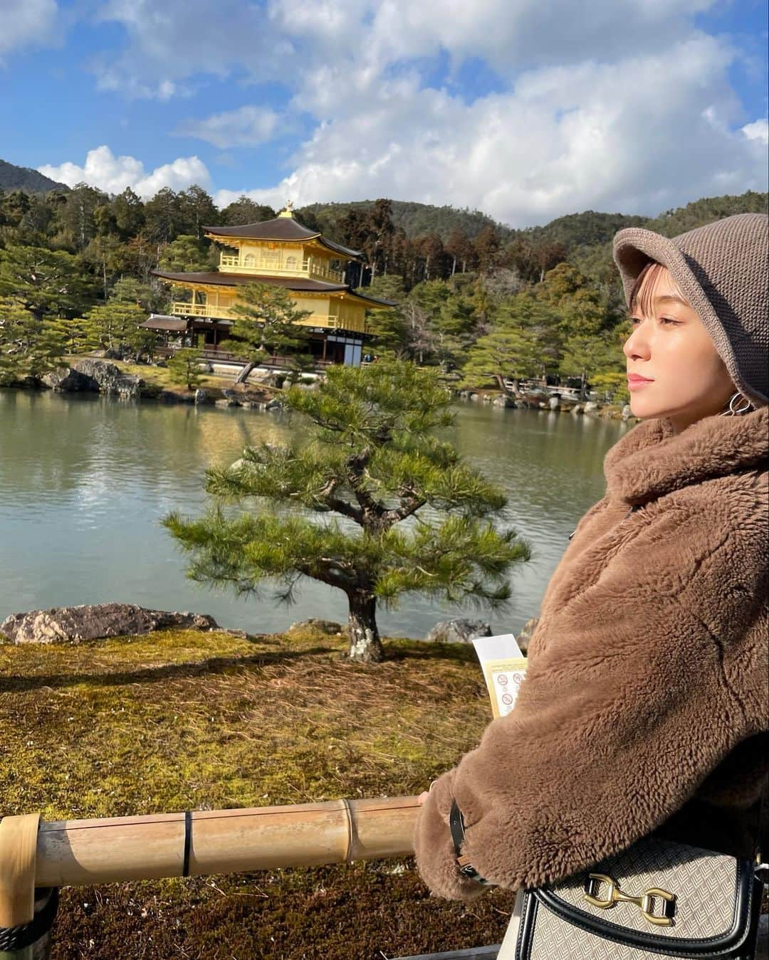 塩谷美佳さんのインスタグラム写真 - (塩谷美佳Instagram)「いつかの金閣寺🏯  天気も良くてちょうど日差しが綺麗に金閣寺を照らしてて、最高だった✨  #後ろ姿クマさん  #クマさんアウター   #京都旅行 #金閣寺 #kyotojapan #goldentemple #kinkakujitemple #天気いい #旅行 #旅行コーデ #冬服コーデ #バケットハットコーデ」3月14日 20時15分 - mkmkass