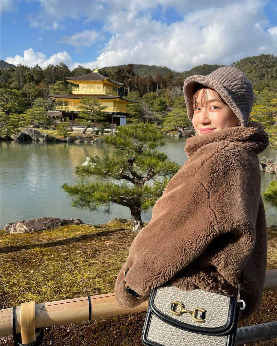 塩谷美佳さんのインスタグラム写真 - (塩谷美佳Instagram)「いつかの金閣寺🏯  天気も良くてちょうど日差しが綺麗に金閣寺を照らしてて、最高だった✨  #後ろ姿クマさん  #クマさんアウター   #京都旅行 #金閣寺 #kyotojapan #goldentemple #kinkakujitemple #天気いい #旅行 #旅行コーデ #冬服コーデ #バケットハットコーデ」3月14日 20時15分 - mkmkass