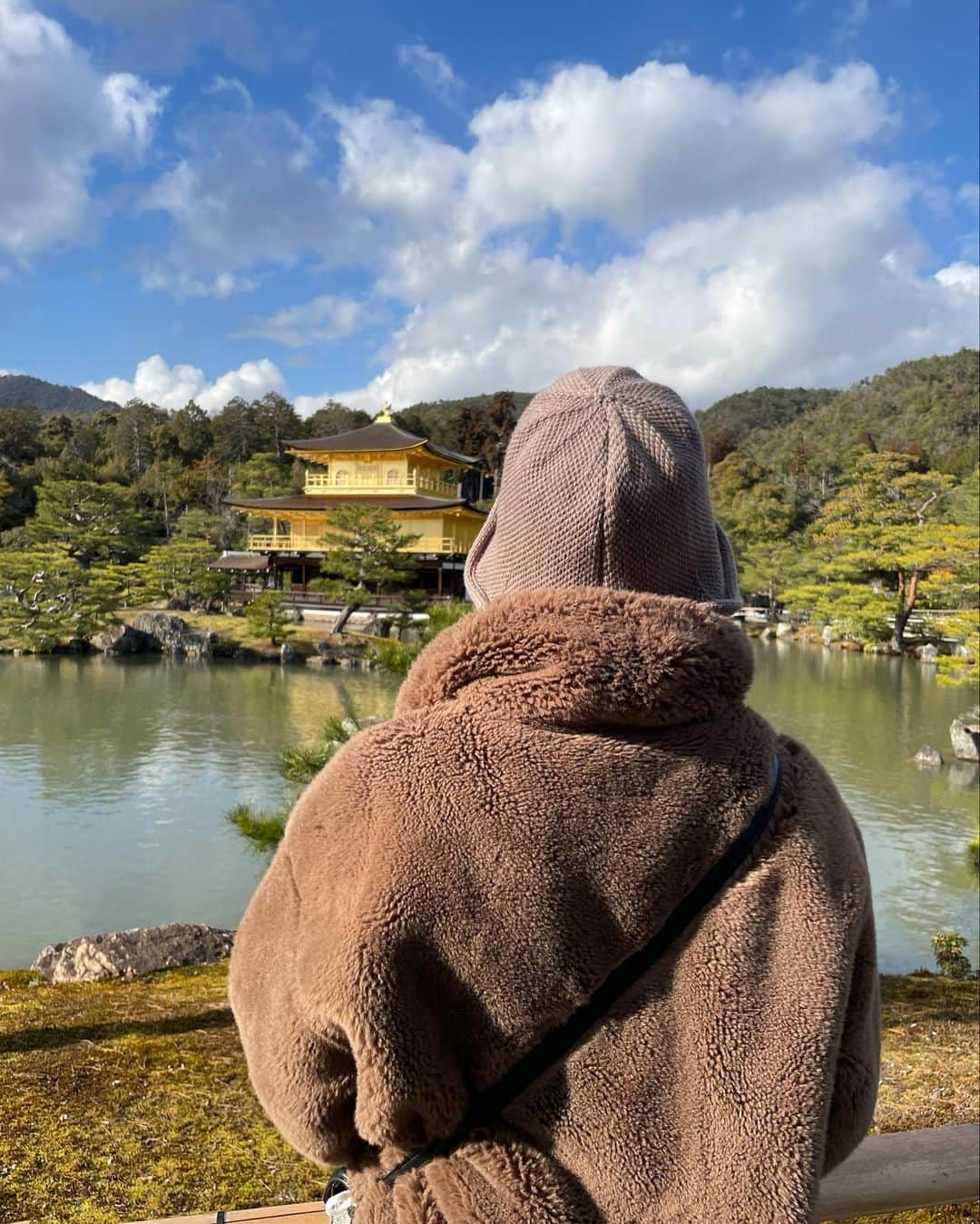 塩谷美佳さんのインスタグラム写真 - (塩谷美佳Instagram)「いつかの金閣寺🏯  天気も良くてちょうど日差しが綺麗に金閣寺を照らしてて、最高だった✨  #後ろ姿クマさん  #クマさんアウター   #京都旅行 #金閣寺 #kyotojapan #goldentemple #kinkakujitemple #天気いい #旅行 #旅行コーデ #冬服コーデ #バケットハットコーデ」3月14日 20時15分 - mkmkass