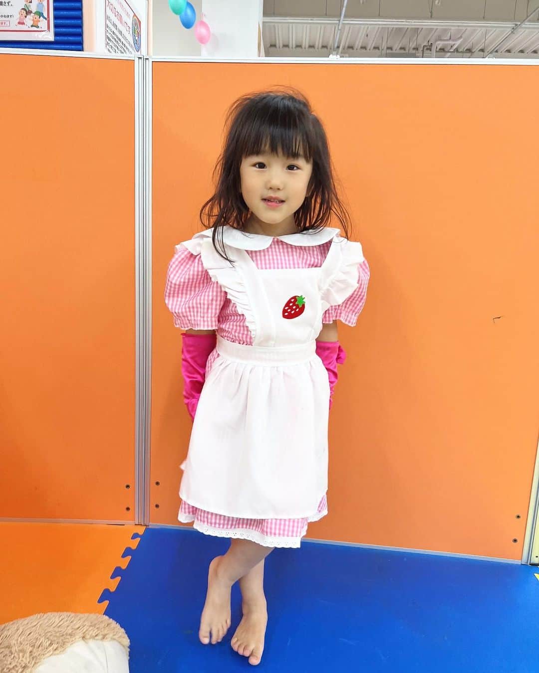 中根麗子のインスタグラム：「週末は、パパがお仕事だったので、お友達のまちゃこと子供達で、公園へ行き、ご飯を食べに行き、次の日は、遊びマーレに行ってきました💗  可愛い服が大好きな、哩央&花央は何度もお着替えをして、写真を撮ってと💗  綿菓子作って、搾りたてのオレンジジュース飲んで、雪で遊んで、遊具で沢山遊んで楽しかったね💗  光の鏡の迷路が楽しくて何回も子供達だけでやってたんだけど、途中で、花央と一緒に入ったら、何回か鏡で、行き止まりで、また行き止まりだよって花央に言ったら、鏡じゃなくて、前から哩央が戻ってきてた🤣 哩央と花央は、一卵性双生児だけど、顔が違って似てないけど、光の迷路では似てた🤣  楽しかったね💗  #5歳 #4歳 #男の子 #女の子 #一卵性双生児 #双子 #遊びマーレ #子供が好きな遊び」