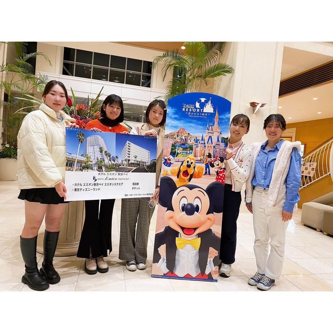 のインスタグラム：「先日、昨年末に募集した智恵サンタ企画である、コロナで修学旅行に行けなかった学生さんに旅行のプレゼントする企画を実施しました！ （年末の都合が合わず、この時期の実施になりました🙇‍♀️）  今回は新潟から4人の女の子が来てくれました。 ３月に高校を卒業したばかりということで、修学旅行と卒業旅行を兼ねた旅になりました☺️  今回のプランは、 初日：東京観光 浅草を浴衣で散策 渋谷スカイ〜原宿散策 2日目：ディズニーランド というプラン🙂  私は初日の東京観光からホテルに送り届けるところまで一緒に（ところどころ自由行動してもらいましたが😀）過ごして、４人の楽しそうな顔を見れて本当に幸せな１日でした☺️  話を聞いていたら、高校に入学したのが2020年の４月。 まさにコロナで世界中が大変な状況になった時からの高校生活だったようで、私達が学生の頃とはかなり違った青春を送っていたようです。  そんな中で仲良くなり、こうやって旅行という思い出を共に作って、卒業後はそれぞれの道を歩んでいく4人のこれからの未来が、明るく笑顔溢れるものになることを願ってます😊  今回の修学旅行実施にあたり、スターツコーポレーション株式会社様から、また今年もホテルエミオン東京ベイの宿泊と、ディズニーランドチケットを提供して頂きました🙇‍♀️ スターツの村石会長はじめ関係者の皆様には、毎年この智恵サンタ企画に温かいご支援を頂き本当に感謝しております。 ありがとうございました😭  そして今回来てくれた4人、応募して下さった全ての皆さん、本当にありがとうございました🥰  このコロナの時期の学生生活が、将来良い思い出として皆で振り返りながら笑いあえる日がきっとくるはず！ そしてこの時期を共に乗り越えたからこそ、これから別々の道を歩みながらも支え合い、励まし合いながら素敵な人生を歩んでいってほしいです。  私もまた皆んなに会える日を楽しみにしてます☺︎  #智恵サンタ #修学旅行」