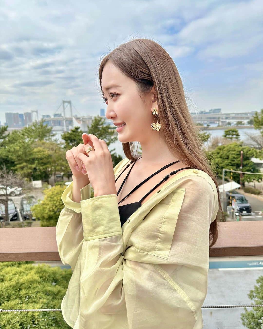 のインスタグラム：「暖かいと思いきや 寒かったり、春だね〜🌷🌷🌷  この春は気がつくとグリーンのアイテムを 手に取ってることが多い🌿  シアーシャツ可愛いよね🫶  shirts&dress @mercuryduo_com sneakers @puma earring @firans_official   #coordinate#fashion#ootd#outfit#pr#mercuryduo#マーキュリーデュオ#コーディネート#コーデ#今日のコーデ#シアーシャツ#春コーデ」
