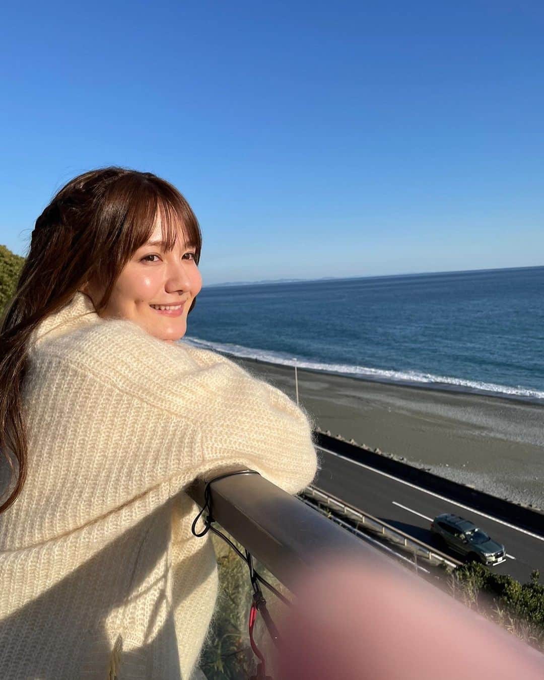 トリンドル瑠奈のインスタグラム：「@kimiseka_ntv 撮影時のオフショット 海も空もすごく綺麗だったな〜！  マネージャーさんの指入り☺️笑」