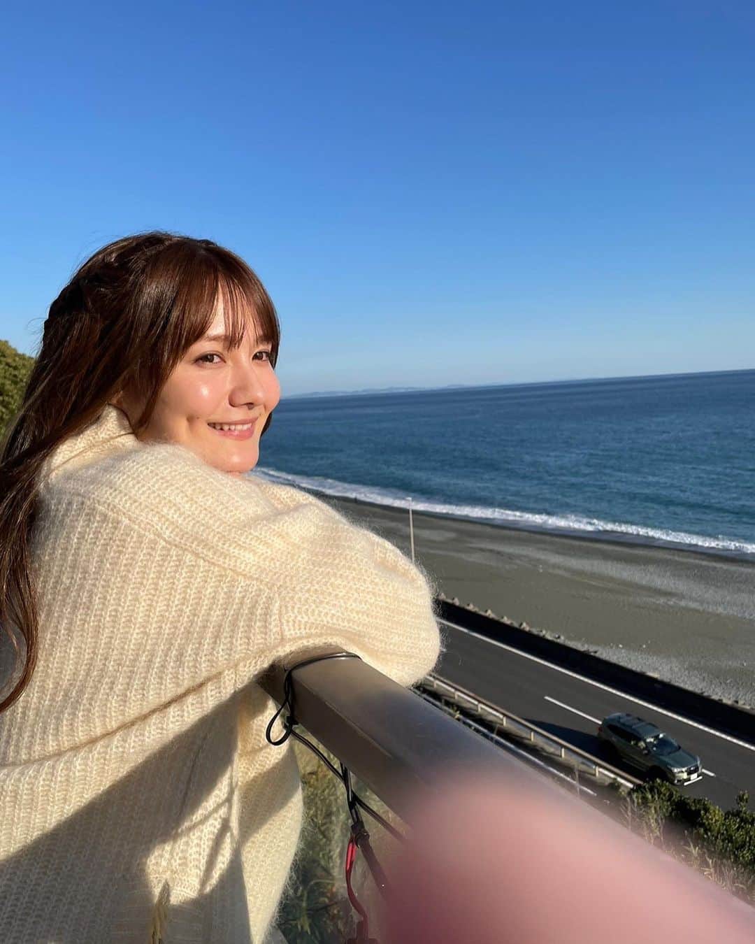 のインスタグラム：「@kimiseka_ntv 撮影時のオフショット 海も空もすごく綺麗だったな〜！  マネージャーさんの指入り☺️笑」