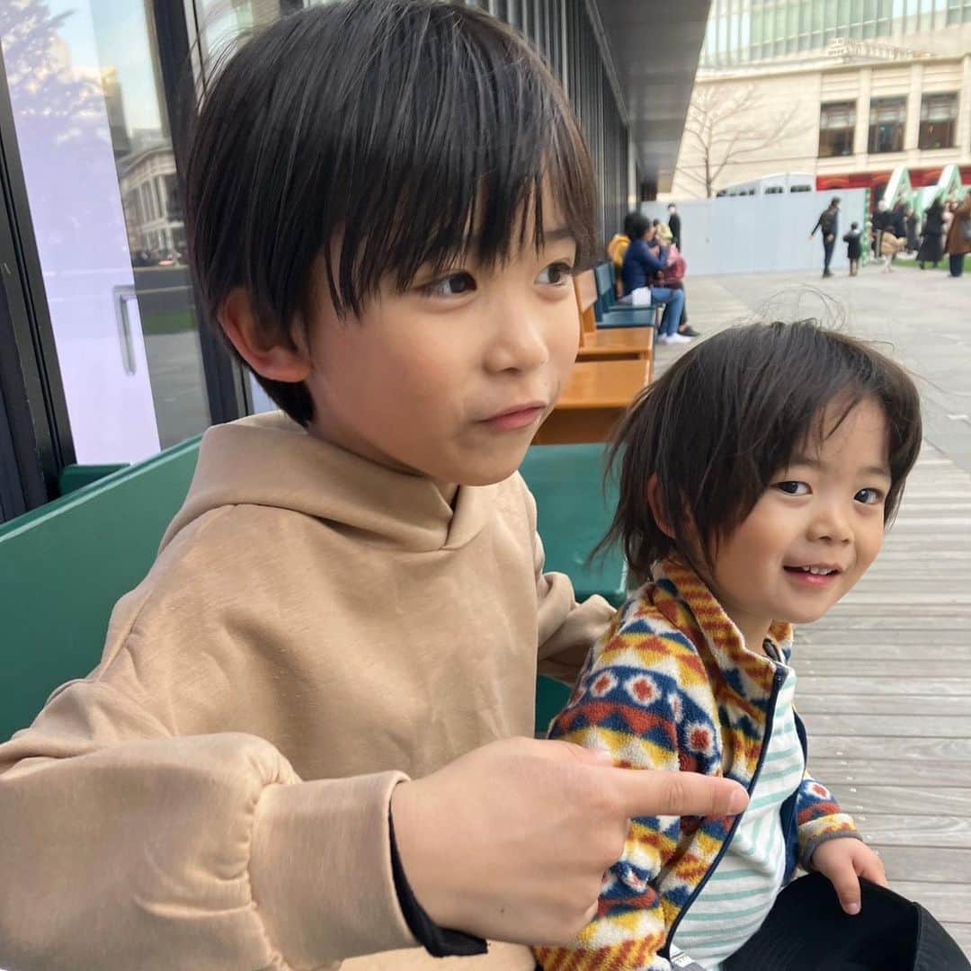 佐藤遙灯さんのインスタグラム写真 - (佐藤遙灯Instagram)「・ 🧒👦 ・ #にいににべったり #頼もしいにいに #はるたす #佐藤遙 ...
