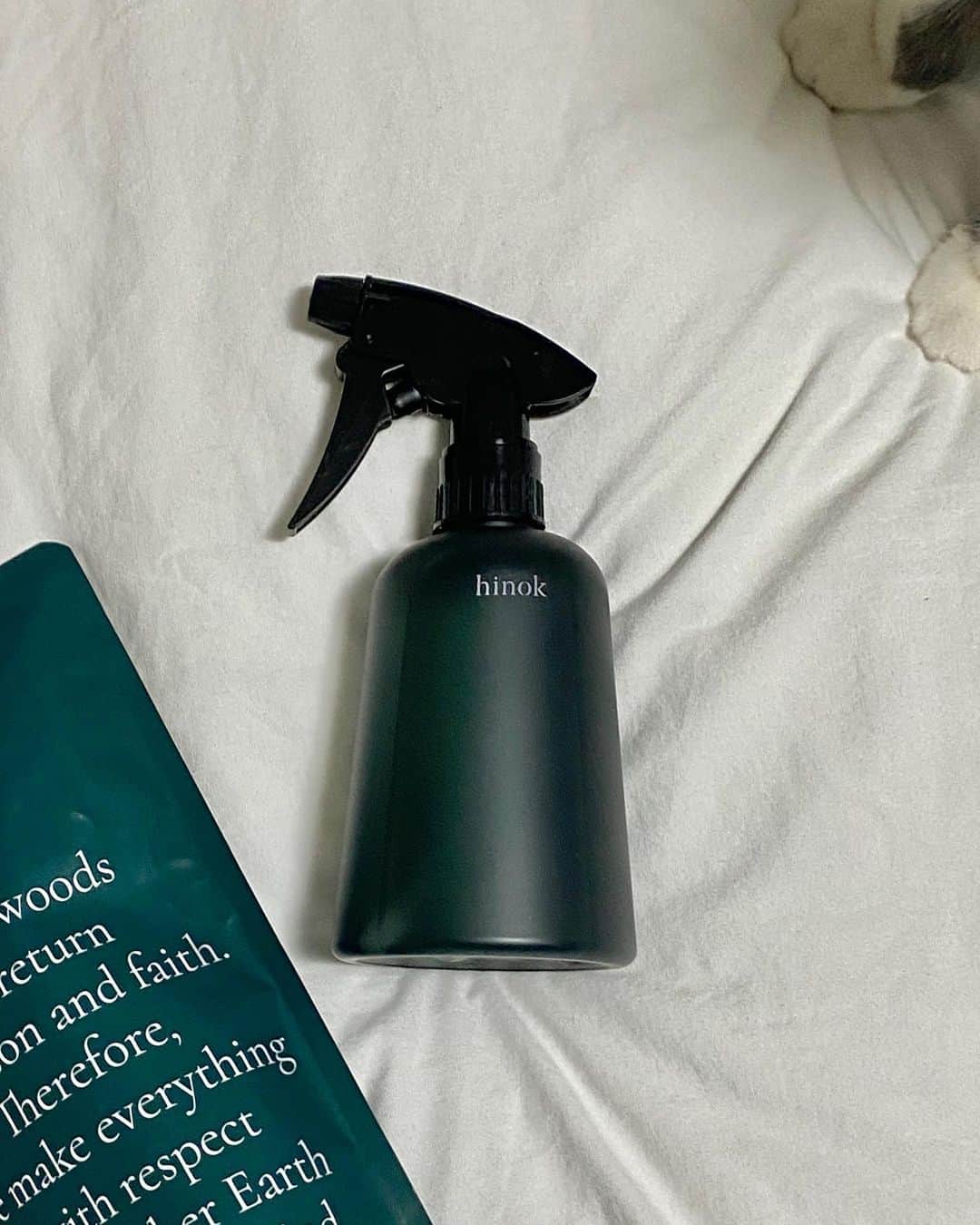 イ・ホジュンのインスタグラム：「@hinok.life 🌿☘️💚  침구류🛌, 옷👗, 스케이트⛸️, 반려동물 용품까지🐱🐱!  요즘 정말 잘 쓰고 있는 희녹 스프레이예요.  친환경적이고, 자연을 그대로 담은 100% 제주 편백수로 만든 탈취 정화제💚  완전 추천!!😆☘️  #단순선물 #짱좋음 #선물감사합니다 #희녹」