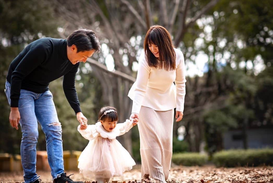 鈴木美穂さんのインスタグラム写真 - (鈴木美穂Instagram)「娘が先月1歳になり、当日家族でお誕生日会をしたときの写真が届きました！ @takahashi_photography_happo_en カメラマン、ありがとうございます！  スクスクと育っている娘は外では笑顔を振り撒いて人たらしっぷりを発揮、家では歩き回ってすべてのものをオモチャにして好奇心いっぱいの子に育っています。  お誕生日会では、選び取りゲームで選んだのは「money」で、一升餅を背負わせたら立ち上がった瞬間すってんころりん号泣して、1歳の誕生日会のあるある台本通りで家族で大盛り上がりして温かくて幸せな時間でした。  4月からは保育園に通えることになり、今は一番長く一緒にいられるひとときを楽しんでいます。  これからも元気に笑顔で過ごしてくれますように♡  #1歳誕生日  #1歳バースデー  #1歳バースデーフォト」3月14日 20時14分 - mihosuzuki_hamamatsu