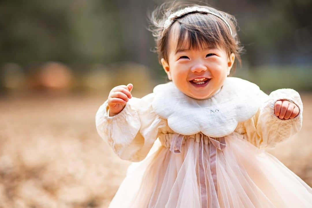 鈴木美穂のインスタグラム：「娘が先月1歳になり、当日家族でお誕生日会をしたときの写真が届きました！ @takahashi_photography_happo_en カメラマン、ありがとうございます！  スクスクと育っている娘は外では笑顔を振り撒いて人たらしっぷりを発揮、家では歩き回ってすべてのものをオモチャにして好奇心いっぱいの子に育っています。  お誕生日会では、選び取りゲームで選んだのは「money」で、一升餅を背負わせたら立ち上がった瞬間すってんころりん号泣して、1歳の誕生日会のあるある台本通りで家族で大盛り上がりして温かくて幸せな時間でした。  4月からは保育園に通えることになり、今は一番長く一緒にいられるひとときを楽しんでいます。  これからも元気に笑顔で過ごしてくれますように♡  #1歳誕生日  #1歳バースデー  #1歳バースデーフォト」