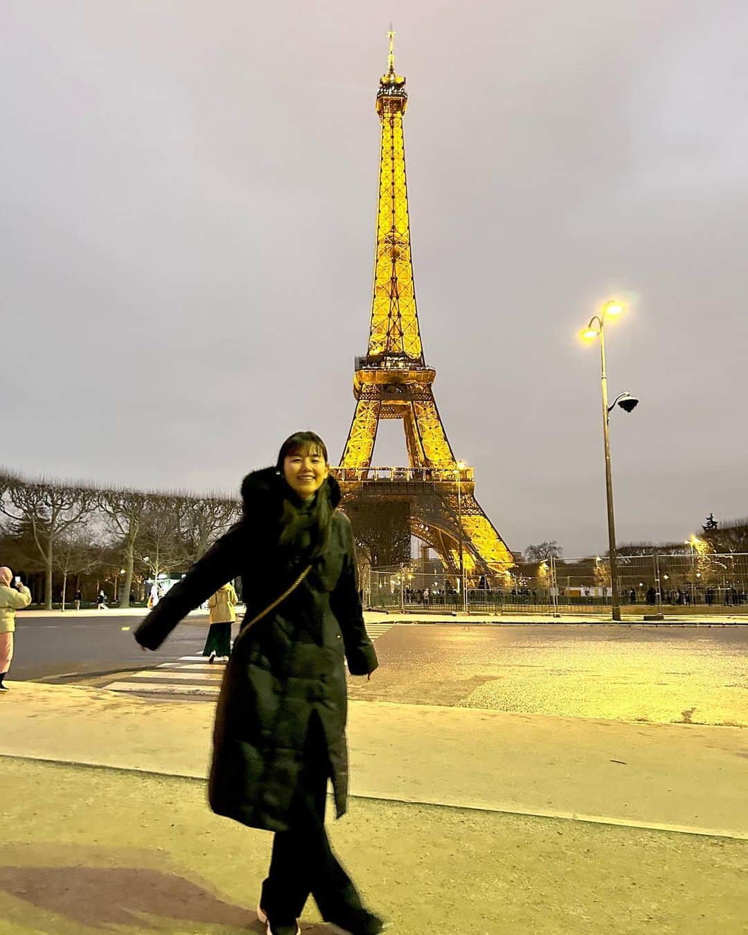 小西真奈美さんのインスタグラム写真 - (小西真奈美Instagram)「はい、行ってきました、エッフェル塔！ でも。 ストライキで皆さんお休みのようで登れなかった〜😂  という事で下から見上げただけです😅  でも真下から、そして周りを散歩しつつ遠目から、さらにはランチを梯子して気づいたら日没後のライトアップまで見れて、なんだかんだで結局、大堪能出来ました😆✨  #パリ #エッフェル塔 #ライトアップ #遠足 #小西真奈美」3月14日 20時14分 - manami.official