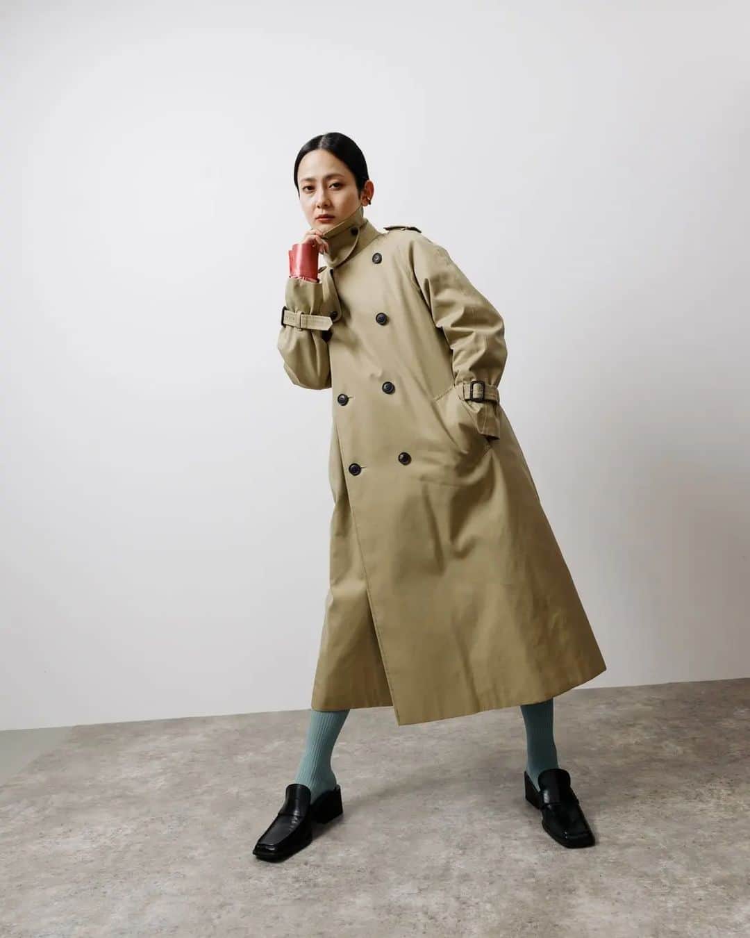小川琴美のインスタグラム：「@fashionsnapcom × @beautifulpeople_officialsite   " ビューティフルピープルのトレンチコートはどのシルエットで着る？"  https://www.fashionsnap.com/article/bp-trench-styling/」