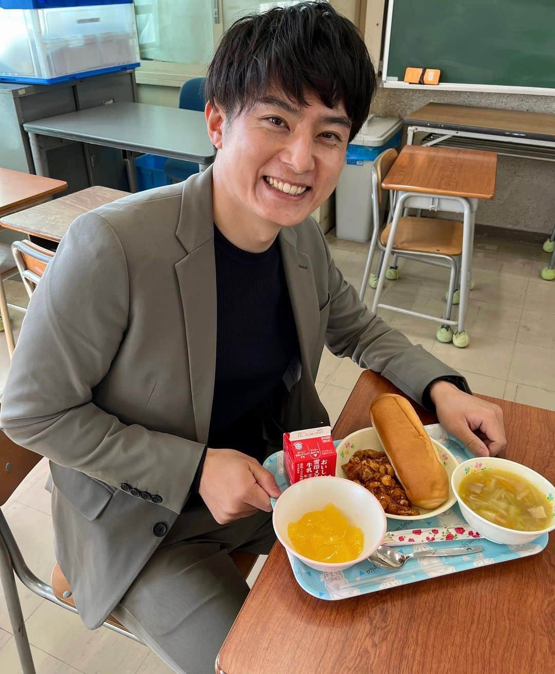 北條瑛祐さんのインスタグラム写真 - (北條瑛祐Instagram)「🥖 　 母校で久しぶりに給食を食べました！ スープの味が当時と近くて驚きました😳 給食ならではの美味しさってありますよね♪ 　 #小学校  #給食  #パン  #チキンチャップ  #やさいスープ #オレンジジュレ #牛乳  #給食にジュレ」3月14日 20時23分 - eisukehojo_abc