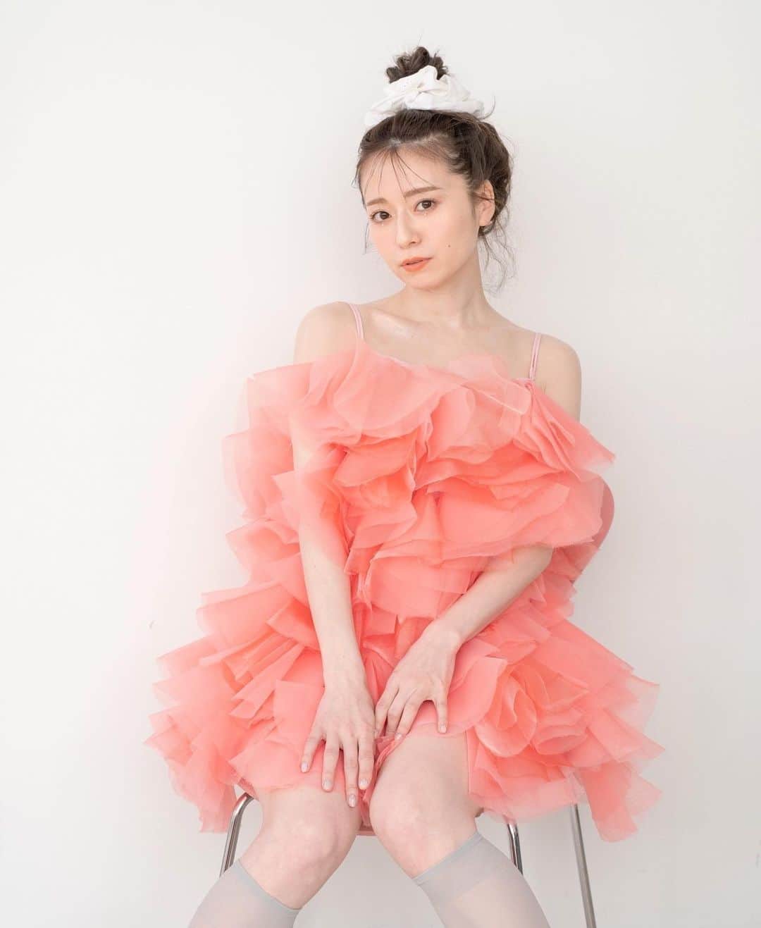 waco⭐️CHACOのインスタグラム：「🌈黒坂優香子さんxCHACO🌈  大好評によりSILENT SIRENのゆかるんこと黒坂優香子さんとの第二弾コラボアクセサリーができました。 今回もゆかるんさんの”欲しい”を形にボリューム満点でお届けします！ 完全受注販売となりますがアイテムによっては数量限定のものもございます。 気になる方はお早めのご予約をおすすめいたします。  ＊購入特典＊  ①5000円以上お買い上げ毎にステッカー1枚 ステッカー2種類ご用意していますが選ぶことはできません。ご了承ください。 なお1万円以上ご購入で2種類のステッカーをおつけします。  ②15000円以上で直筆サイン入りポストカード 優香子さんからのメッセージカードに生サイン付きのポストカードもプレゼントいたします！  ③30こ限定花瓶セットに②とは違うポストカード別バージョン  受注開始：3/21(火) 21:00〜3/27 (月)23:59 販売場所：CHACO ONLINE SHOP お届け予定：4月末 受注販売(アイテムによっては数量限定のものもございます)  今日ご紹介するのはシュシュとシルバーアクセサリー💫  ●リボン付きシュシュ 刺繍入りの白いコットン生地のシュシュにベルベットとストライプのリボンをつけたボリュームタップリのリボン付きシュシュ。 ふわっと軽くて可愛らしくてこれからの季節にぴったり。 価格： ¥4972 (税込) サイズ：直径約15cm  ●シルバーブレス (レディースorメンズ) レディースサイズとメンズサイズからお選びいただけます。 太めのチェーンなのにとっても軽くて付けやすい！ 留め金具も素敵なシンプルシルバーブレス。 価格：シルバーブレスレディース ¥4290 (税込) サイズ：約18cm 価格：シルバーブレスメンズ ¥4620 (税込) サイズ：約20cm  ●シルバーネックレス シンプルな細めのチェーンのシルバーネックレス。 男女兼用にできるようなチェーンの長さにもこだわりました。 価格： ¥3630 (税込) サイズ： 約44~50cm (アジャスターで調整可能）  ♡♡♡♡♡♡♡♡♡♡♡♡ 今回も去年同様大好きなチームで撮影しました。 るんさまの可愛さを最大限に引き上げるヘアメイクの達人みちこさん❣️ 衣装はもちろん小物まで用意してくれるスペシャルスタイリストゆいさん❣️ そして、かわいいアクセサリーをたくさん考案してくれる美しくて優しいゆかるんさま❣️ カメラはライトが抜群に良くなった英光さんです。  model @yukakokurosaka0606  photo @eiko_chaco  hairmake @michikononaka  stylist @yui_iwatsu  accessories&direction @wacochaco」