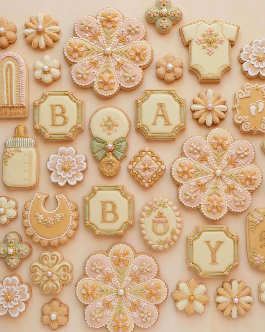 KUNIKAのインスタグラム：「Our little boy has arrived safely to us!👶🏻 Welcome to the new world♡  ご報告です。 このたび、少し前に元気な男の子を出産しました👶🏻  予定日より2週間以上早かったので、まだ心の準備もベビー用品も整っていないうちに目まぐるしく病院へ... 流れに身を任せながらひたすら無事に生まれてくることを祈り、元気な泣き声と共に誕生してくれました。  イギリスでは出産してから当日、もしくは一泊で家に帰ると聞いていたのですが、本当に一泊だけしてサクッと家に帰りました。。！ (体ガクガクのまま、お世話の仕方もままならず😂) 生まれて2日目から、家に赤ちゃんのいる生活が始まり、今までお腹の中にいた未知なる命が、目の前で息をしているという摩訶不思議な感覚の中、新たな生活がスタートしました🌤  毎日少しずつの成長を噛み締めながら、ゆったり過ごしています。 家族が増え、これからどんな未来になるのか、とても楽しみです🌸  今しかできない新たな生活を楽しみます👶🏻 今後ともどうぞ、よろしくお願いします。」