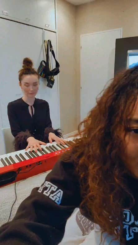 Crystal Kayのインスタグラム：「Start Again EP short sessions😘 Amazonoriginalのドラマ「A2Z」の劇中歌を大好きな @emimeyer と共作!今絶賛配信中👍私もニューヨークにいたとき、色々悩んでて、これでいいのかなって。。。でも、人生って色んなスタート地点があってもいいよね!って曲です💙歌詞に出てくる 50th and 8thは私が住んでたクロスストリートだよん😊  https://crystalkay.lnk.to/saepTW」