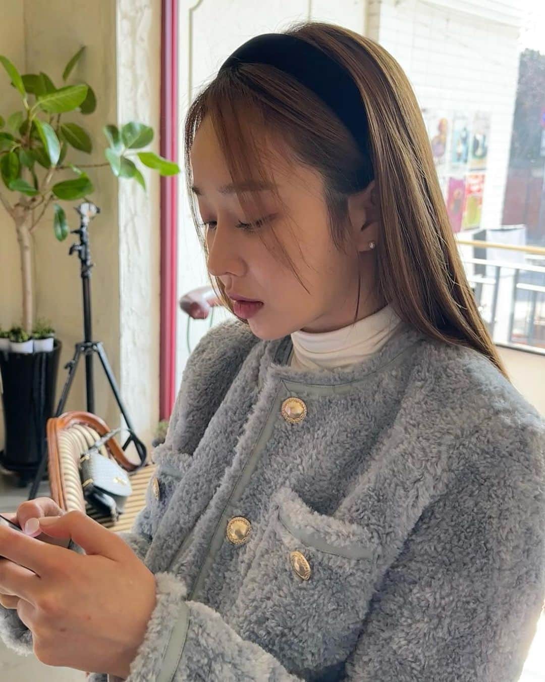 ムン・イェウォンのインスタグラム：「사진 찍히는 것을 모를 때 vs 인지할 때 부끄러울수록 야단법석 💃💃💃 흐흐흫 바보  #앨범털이」