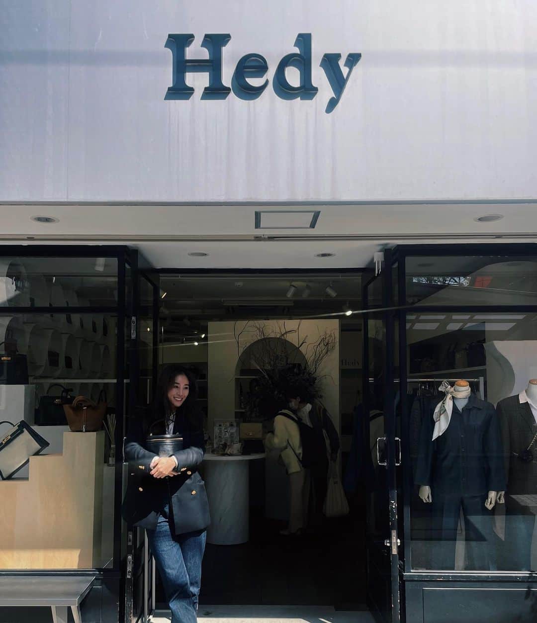 大桑マイミのインスタグラム：「Hedy  Dikanyawa 5th 👐anniversary🧡  いつ行ってもっ！ 素敵なハイブランドのヴィンテージバックやアクセサリーがずらり〜 どんな出会いがあるかワクワクしちゃう。  @hedy_vintage  @hedy_daikanyama   happy」