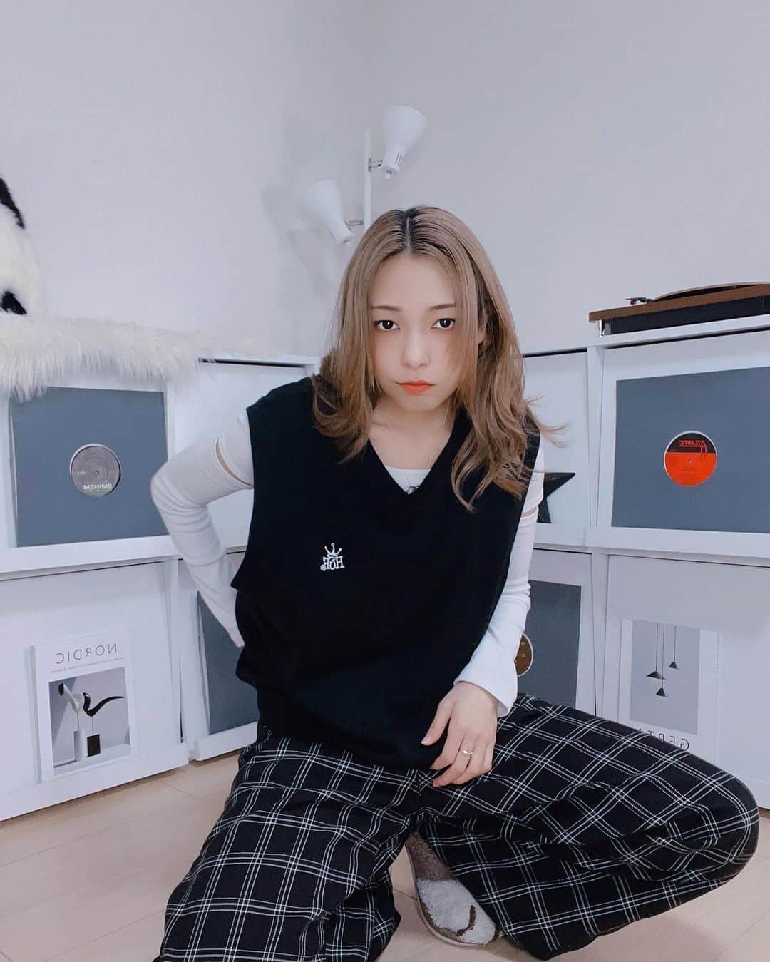 ジェニーのインスタグラム：「今日の私はとてつもなく ワクワクしているの！！  なぜなら…ふふふ🫣💕  「今まで通り」には戻れないのさ✧ 近々動画で言うさ✧  #ootd #outfitoftheday  #streetstyle #streetfashion  #今日のコーデ少し学生っぽくてすきー #やっぱモノトーンよね(｡-∀-｡) #あああぁああ！ #楽しみいいいドキドキドキ💗 #楽しみ過ぎてこの顔である（2枚目）」