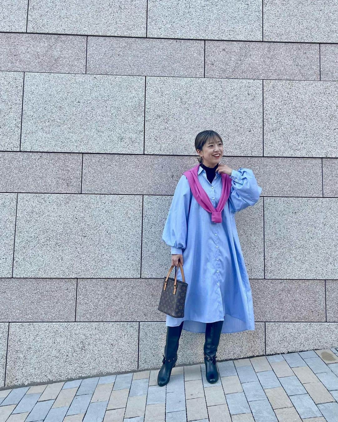 のインスタグラム：「シャツワンピ◡̈*  #ootd#ss#shirtdress#cardigan#boots#casual#tokyo#spring#vintagebag#date#160cm#シャツワンピース#ボリュームスリーブ#ストライプシャツ#大人カジュアル」