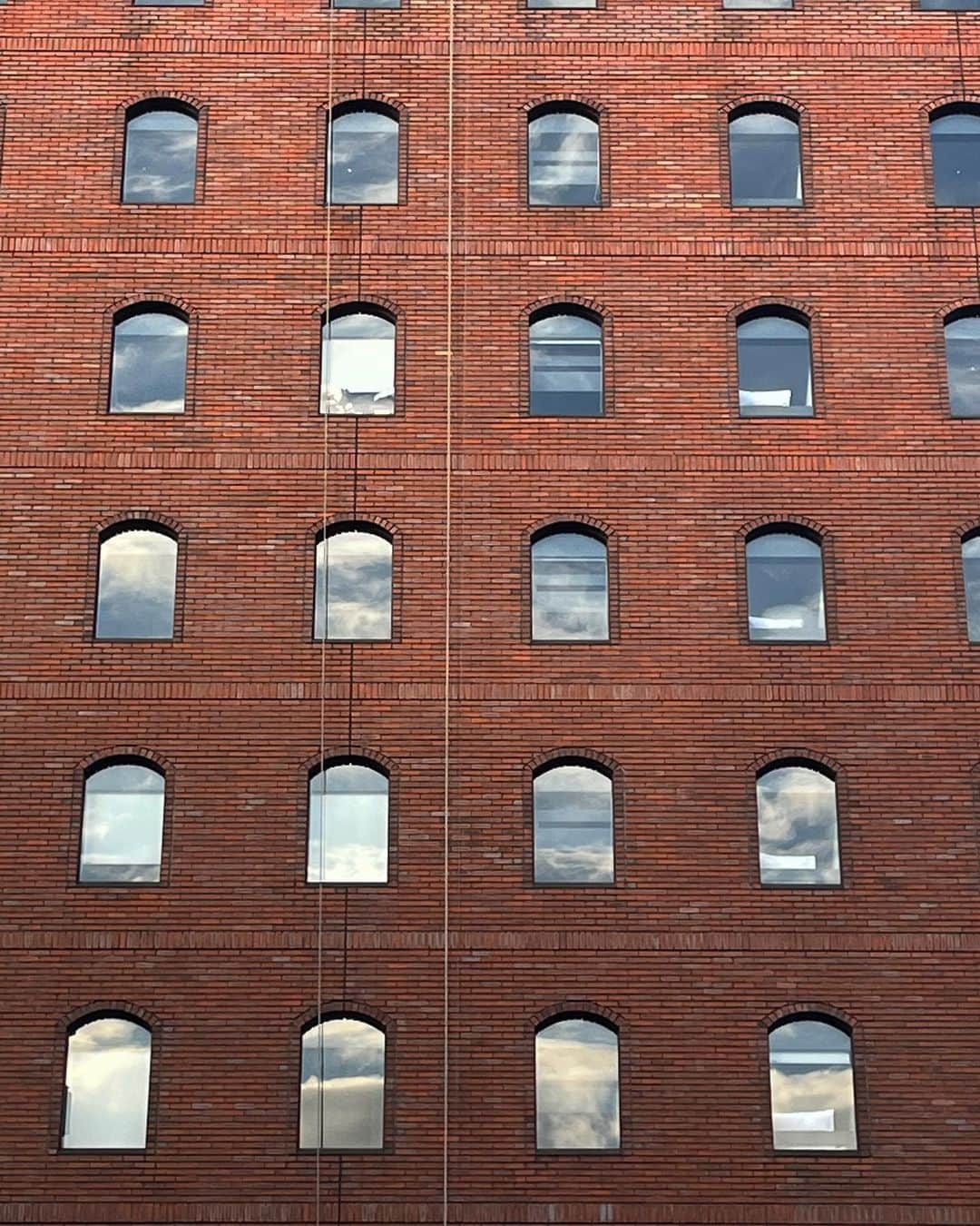 保坂美亜さんのインスタグラム写真 - (保坂美亜Instagram)「つい撮ってしまう窓特集です。人生2周目は建築に携わりたい、」3月14日 20時41分 - hosakamia