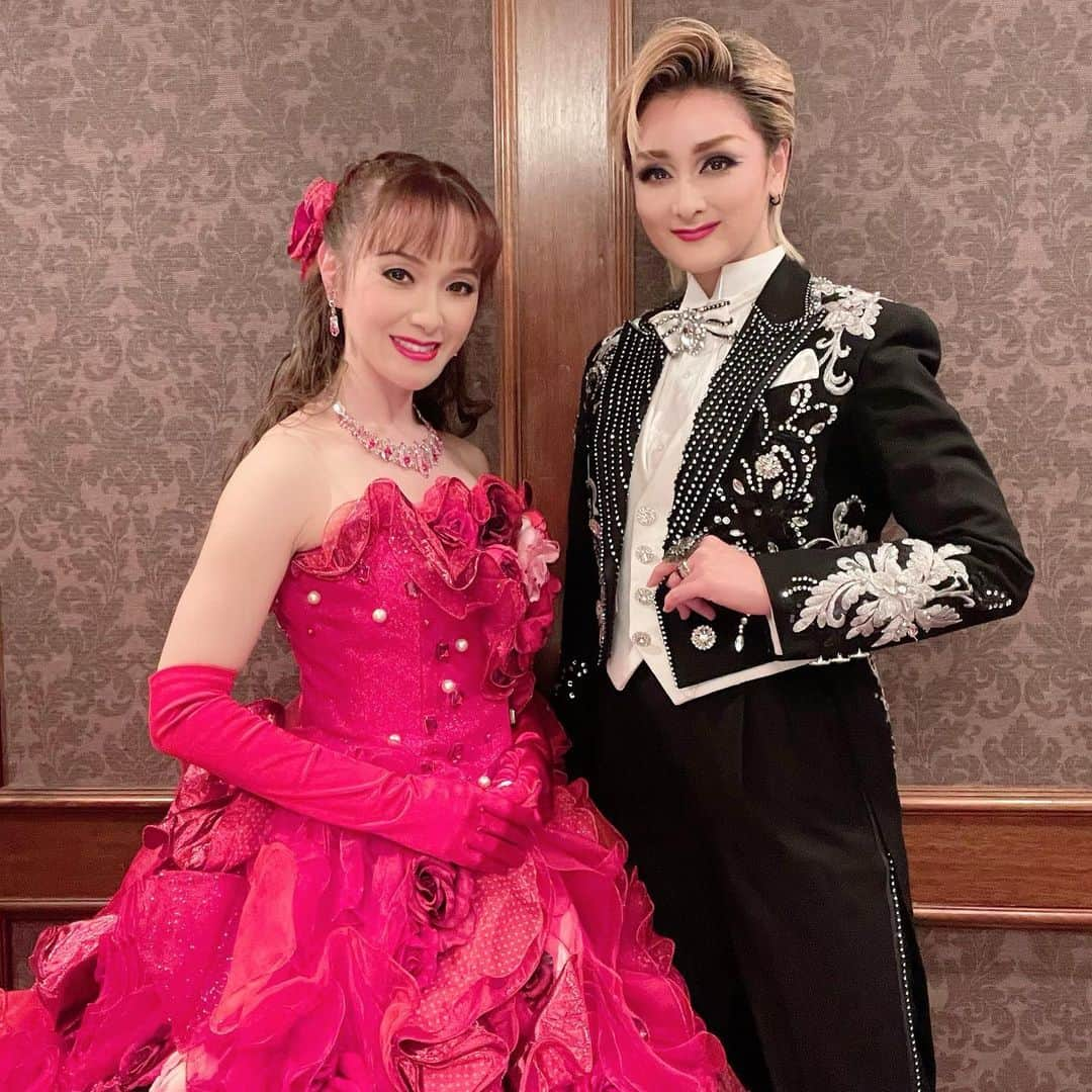 美乃杏花さんのインスタグラム写真 - (美乃杏花Instagram)「☆ 昨日は、大阪の新阪急ホテルにて、インナーイベントの本番でした🎤  ゆかり(綺華れいちゃん)とご一緒させて頂きました😊  上級生のユミさん(鷹悠貴さん)のお声かけで、とても素敵で華やかなお席にお招き頂き、宝塚OGショーをお届けしました。  お客様にも喜んで頂けて、私達も嬉しかったです！  本番が終わった後は、３人で打ち上げ🥂 こうして本番終わりに打ち上がる日が戻ってきてくれてほんとに良かった〜🥺と幸せいっぱいお腹いっぱい身も心も満たされまくって帰ってきました🙌💕  お世話になりました皆様、本当にありがとうございました❤️❤️  #大阪 #新阪急ホテル #インナーイベント #企業イベント #本番 #宝塚ogショー #元宝塚歌劇団 #宝塚og #鷹悠貴 #綺華れい #美乃杏花」3月14日 20時44分 - yoshinokyoka.81