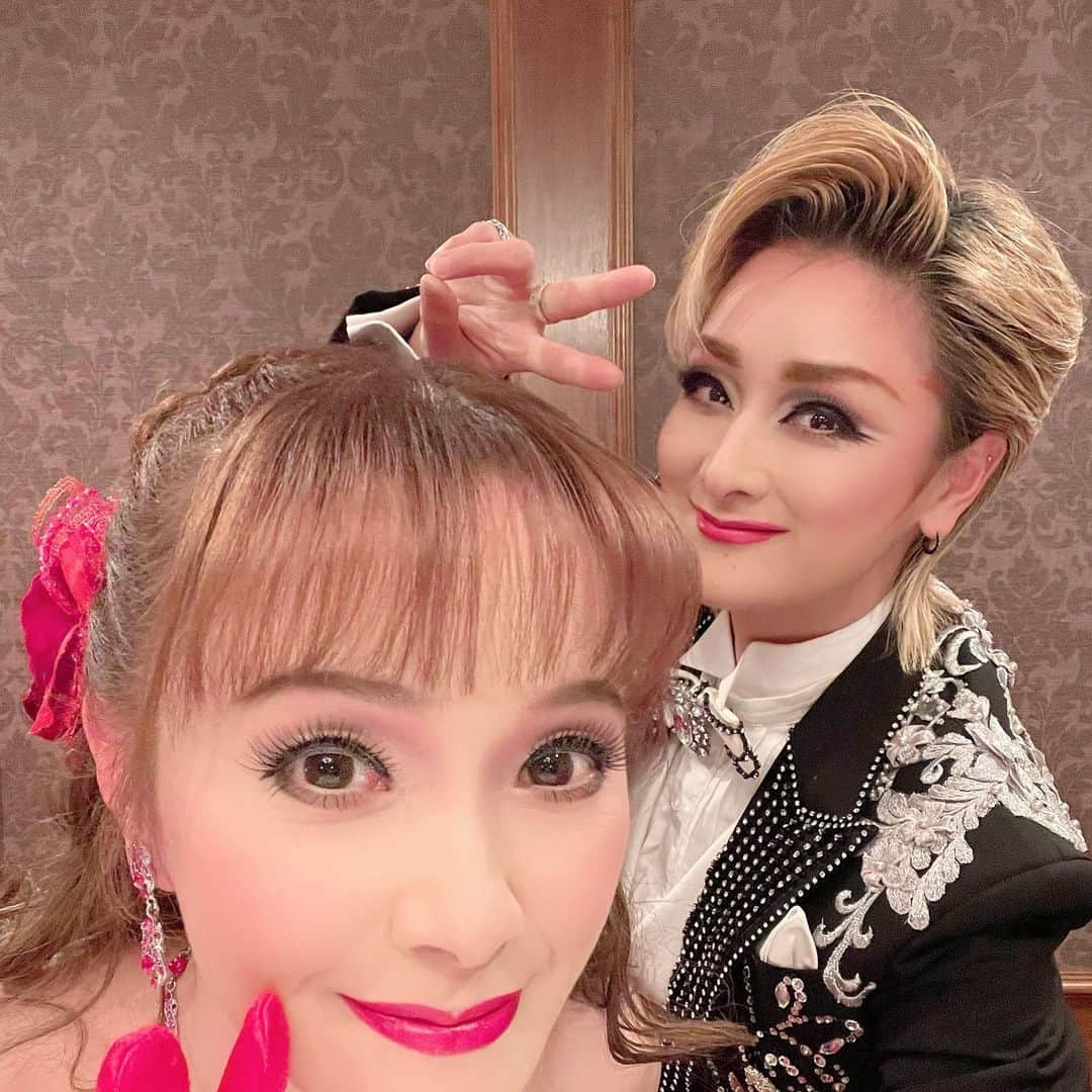 美乃杏花さんのインスタグラム写真 - (美乃杏花Instagram)「☆ 昨日は、大阪の新阪急ホテルにて、インナーイベントの本番でした🎤  ゆかり(綺華れいちゃん)とご一緒させて頂きました😊  上級生のユミさん(鷹悠貴さん)のお声かけで、とても素敵で華やかなお席にお招き頂き、宝塚OGショーをお届けしました。  お客様にも喜んで頂けて、私達も嬉しかったです！  本番が終わった後は、３人で打ち上げ🥂 こうして本番終わりに打ち上がる日が戻ってきてくれてほんとに良かった〜🥺と幸せいっぱいお腹いっぱい身も心も満たされまくって帰ってきました🙌💕  お世話になりました皆様、本当にありがとうございました❤️❤️  #大阪 #新阪急ホテル #インナーイベント #企業イベント #本番 #宝塚ogショー #元宝塚歌劇団 #宝塚og #鷹悠貴 #綺華れい #美乃杏花」3月14日 20時44分 - yoshinokyoka.81