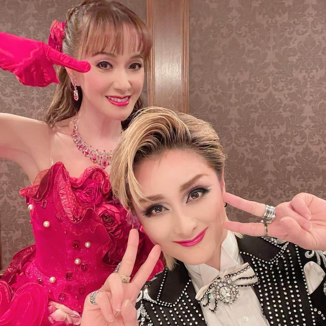 美乃杏花さんのインスタグラム写真 - (美乃杏花Instagram)「☆ 昨日は、大阪の新阪急ホテルにて、インナーイベントの本番でした🎤  ゆかり(綺華れいちゃん)とご一緒させて頂きました😊  上級生のユミさん(鷹悠貴さん)のお声かけで、とても素敵で華やかなお席にお招き頂き、宝塚OGショーをお届けしました。  お客様にも喜んで頂けて、私達も嬉しかったです！  本番が終わった後は、３人で打ち上げ🥂 こうして本番終わりに打ち上がる日が戻ってきてくれてほんとに良かった〜🥺と幸せいっぱいお腹いっぱい身も心も満たされまくって帰ってきました🙌💕  お世話になりました皆様、本当にありがとうございました❤️❤️  #大阪 #新阪急ホテル #インナーイベント #企業イベント #本番 #宝塚ogショー #元宝塚歌劇団 #宝塚og #鷹悠貴 #綺華れい #美乃杏花」3月14日 20時44分 - yoshinokyoka.81