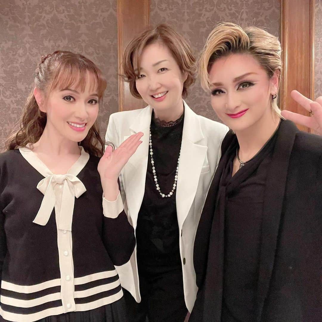 美乃杏花さんのインスタグラム写真 - (美乃杏花Instagram)「☆ 昨日は、大阪の新阪急ホテルにて、インナーイベントの本番でした🎤  ゆかり(綺華れいちゃん)とご一緒させて頂きました😊  上級生のユミさん(鷹悠貴さん)のお声かけで、とても素敵で華やかなお席にお招き頂き、宝塚OGショーをお届けしました。  お客様にも喜んで頂けて、私達も嬉しかったです！  本番が終わった後は、３人で打ち上げ🥂 こうして本番終わりに打ち上がる日が戻ってきてくれてほんとに良かった〜🥺と幸せいっぱいお腹いっぱい身も心も満たされまくって帰ってきました🙌💕  お世話になりました皆様、本当にありがとうございました❤️❤️  #大阪 #新阪急ホテル #インナーイベント #企業イベント #本番 #宝塚ogショー #元宝塚歌劇団 #宝塚og #鷹悠貴 #綺華れい #美乃杏花」3月14日 20時44分 - yoshinokyoka.81