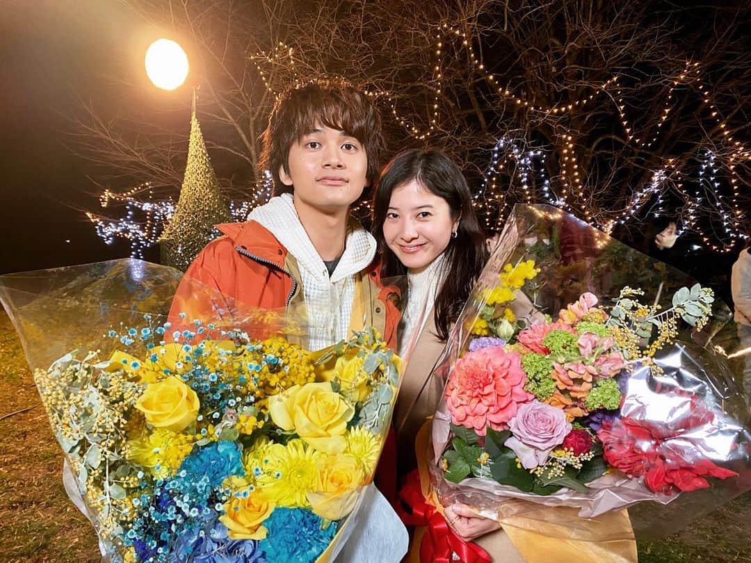 のインスタグラム：「. ／ #星降る夜に 最終話 よる９時放送❗️ ＼  鈴(#吉高由里子)&一星(#北村匠海) クランクアップ👏🏻✨  可愛くて、ほっこりして、癒されて、心から幸せになってほしいと思わせてくれた２人🫰🏻  最後まで、 この可愛い生き物たちを見守ってくださいませ😊❤️  まもなく この恋の物語、完結。  お楽しみに◎」