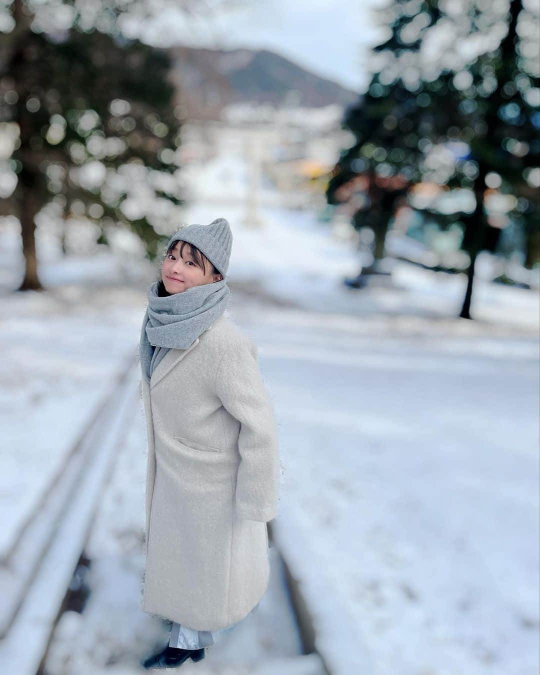 影山優佳さんのインスタグラム写真 - (影山優佳Instagram)「影山優佳1st写真集オフショット❄️  今回の写真集でさまざまな場所を訪れたのですが、 そのうちのひとつは、長野県諏訪市で撮影させていただきました✨  雪が積もったばかりのタイミングで外に繰り出すことができて、 幻想的なシチュエーションで楽しく撮影できました📸  厚手のコートにマフラーにニット帽という完璧の布陣。笑 この中はまたのちのちね、おいおいね、お見せできるのではないでしょうか、むふふ。  引き続き写真集公式Twitterの方での情報解禁をお楽しみに✨↓ https://twitter.com/kageyama_japan?s=21&t=Wm-rwNS4xhsRTvAruhjZEA  #影山優佳1st写真集 #諏訪市 #ニット帽 #ぶるぶる #雪 #日向坂46 #影山優佳 #kagegram」3月14日 20時46分 - kageyamayuka_official