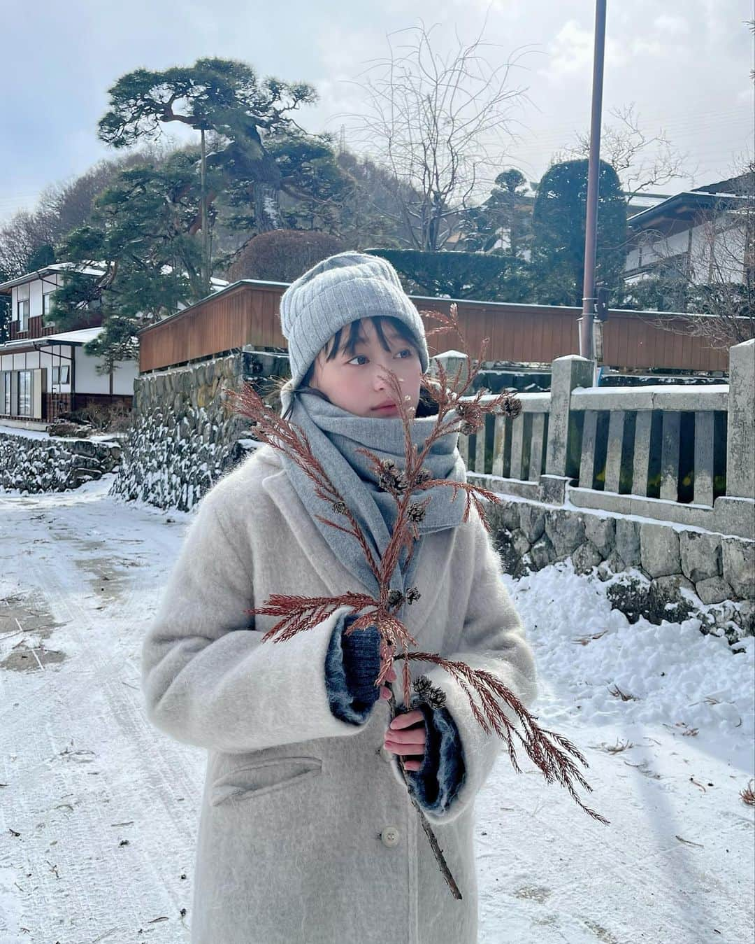 影山優佳さんのインスタグラム写真 - (影山優佳Instagram)「影山優佳1st写真集オフショット❄️  今回の写真集でさまざまな場所を訪れたのですが、 そのうちのひとつは、長野県諏訪市で撮影させていただきました✨  雪が積もったばかりのタイミングで外に繰り出すことができて、 幻想的なシチュエーションで楽しく撮影できました📸  厚手のコートにマフラーにニット帽という完璧の布陣。笑 この中はまたのちのちね、おいおいね、お見せできるのではないでしょうか、むふふ。  引き続き写真集公式Twitterの方での情報解禁をお楽しみに✨↓ https://twitter.com/kageyama_japan?s=21&t=Wm-rwNS4xhsRTvAruhjZEA  #影山優佳1st写真集 #諏訪市 #ニット帽 #ぶるぶる #雪 #日向坂46 #影山優佳 #kagegram」3月14日 20時46分 - kageyamayuka_official