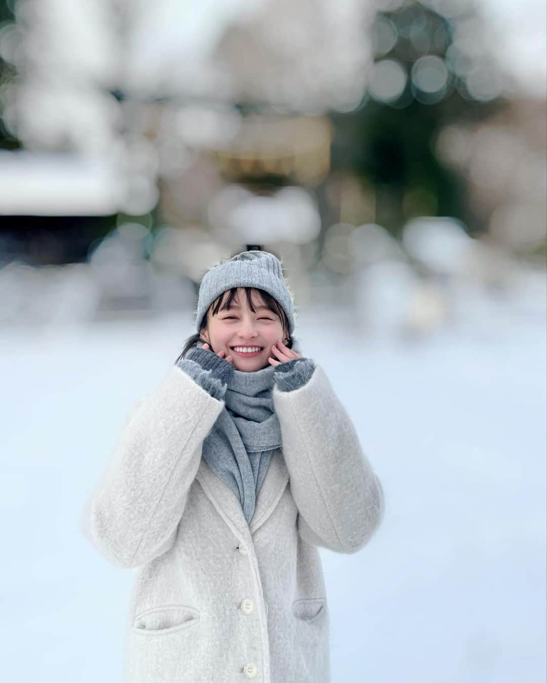 影山優佳さんのインスタグラム写真 - (影山優佳Instagram)「影山優佳1st写真集オフショット❄️  今回の写真集でさまざまな場所を訪れたのですが、 そのうちのひとつは、長野県諏訪市で撮影させていただきました✨  雪が積もったばかりのタイミングで外に繰り出すことができて、 幻想的なシチュエーションで楽しく撮影できました📸  厚手のコートにマフラーにニット帽という完璧の布陣。笑 この中はまたのちのちね、おいおいね、お見せできるのではないでしょうか、むふふ。  引き続き写真集公式Twitterの方での情報解禁をお楽しみに✨↓ https://twitter.com/kageyama_japan?s=21&t=Wm-rwNS4xhsRTvAruhjZEA  #影山優佳1st写真集 #諏訪市 #ニット帽 #ぶるぶる #雪 #日向坂46 #影山優佳 #kagegram」3月14日 20時46分 - kageyamayuka_official