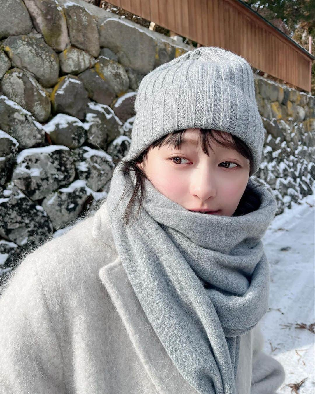 影山優佳さんのインスタグラム写真 - (影山優佳Instagram)「影山優佳1st写真集オフショット❄️  今回の写真集でさまざまな場所を訪れたのですが、 そのうちのひとつは、長野県諏訪市で撮影させていただきました✨  雪が積もったばかりのタイミングで外に繰り出すことができて、 幻想的なシチュエーションで楽しく撮影できました📸  厚手のコートにマフラーにニット帽という完璧の布陣。笑 この中はまたのちのちね、おいおいね、お見せできるのではないでしょうか、むふふ。  引き続き写真集公式Twitterの方での情報解禁をお楽しみに✨↓ https://twitter.com/kageyama_japan?s=21&t=Wm-rwNS4xhsRTvAruhjZEA  #影山優佳1st写真集 #諏訪市 #ニット帽 #ぶるぶる #雪 #日向坂46 #影山優佳 #kagegram」3月14日 20時46分 - kageyamayuka_official