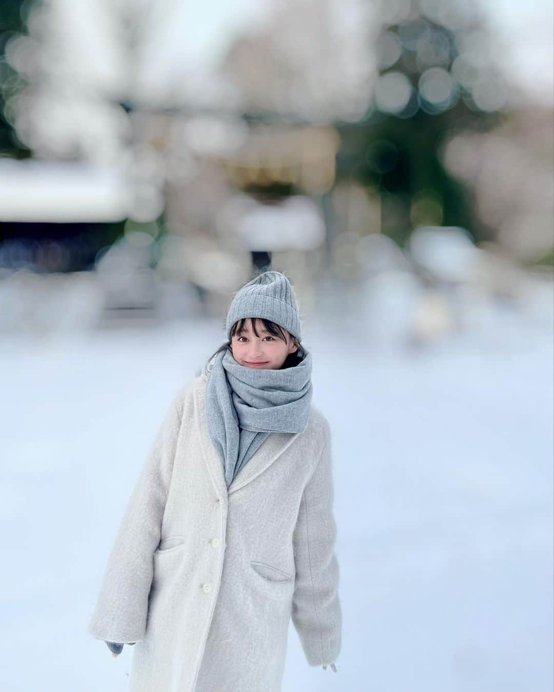 影山優佳さんのインスタグラム写真 - (影山優佳Instagram)「影山優佳1st写真集オフショット❄️  今回の写真集でさまざまな場所を訪れたのですが、 そのうちのひとつは、長野県諏訪市で撮影させていただきました✨  雪が積もったばかりのタイミングで外に繰り出すことができて、 幻想的なシチュエーションで楽しく撮影できました📸  厚手のコートにマフラーにニット帽という完璧の布陣。笑 この中はまたのちのちね、おいおいね、お見せできるのではないでしょうか、むふふ。  引き続き写真集公式Twitterの方での情報解禁をお楽しみに✨↓ https://twitter.com/kageyama_japan?s=21&t=Wm-rwNS4xhsRTvAruhjZEA  #影山優佳1st写真集 #諏訪市 #ニット帽 #ぶるぶる #雪 #日向坂46 #影山優佳 #kagegram」3月14日 20時46分 - kageyamayuka_official