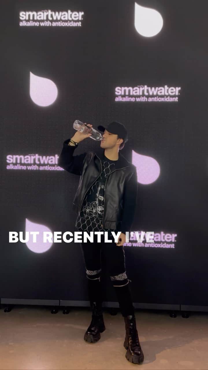 アンドリュー・ウォーレンのインスタグラム：「2023 is about putting my health first, which means learning to elevate how I hydrate. That means drinking @smartwater alkaline with antioxidant now containing a 9.5+pH level and added electrolytes for an enhanced taste. #smartwater #ad」