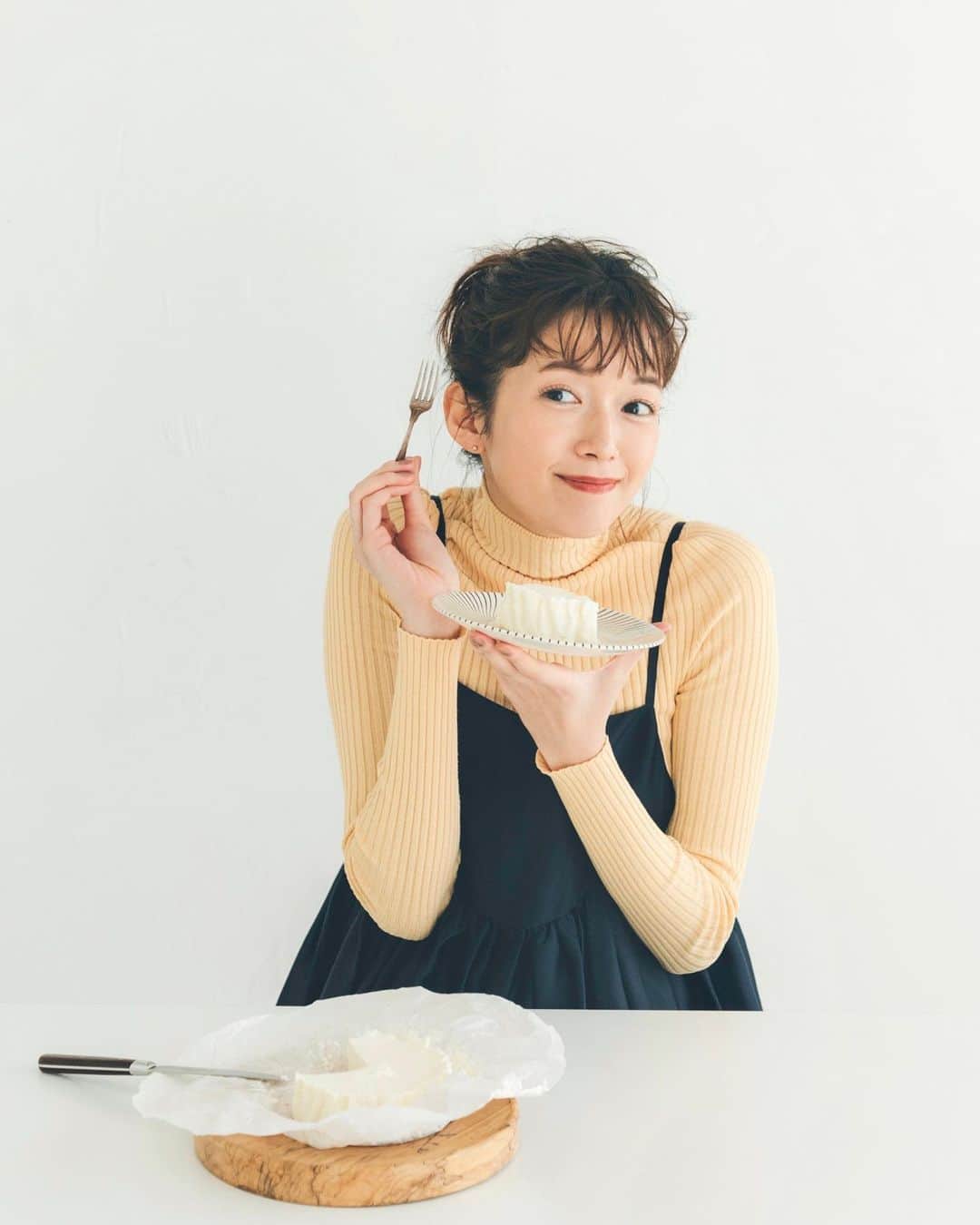 佐藤栞里のインスタグラム：「. MORE連載 "ちょっと取り寄せて食べてみ！？" ひとつ前の3月号から 熊本県と京都府のお取り寄せを☺︎ お上品でありつつも そうそうこうこなくっちゃ！と わんぱく感も届けてくれる とても計算されたラインナップでございました☺️ とくにラーメン餃子に高菜ご飯の最強わんぱくセットは エンドレス三角食べが自然とできる、 とても素晴らしいお取り寄せです🥰 そしてここだけの話、 撮影後にこの日食べたもののお話を マネージャーさんたみこにしていたら 鶏すき焼きを一目散にポチッとしておりました！はやい！笑 大感動だったそうです🕊  そしてこの投稿とは関係ないけれども、 今日最終回の星降る夜にが楽しみすぎて(さみしいけど😔) ご飯もお風呂もスキンケアもドライヤーも済ませて お気に入りのお茶をテーブルにスタンバイして その時を待っております。 鈴ちゃんと一星とみんな、みんなが、 どうかどうか幸せでありますように！」