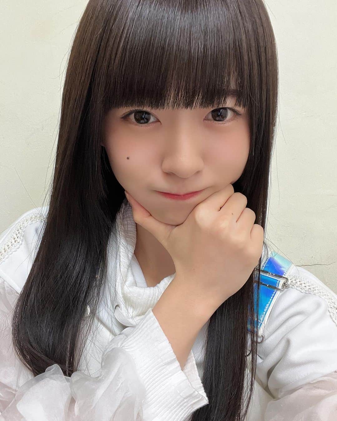 橋本美桜のインスタグラム：「画面の中の自分見ちゃって目線合ってない ⁡ ⁡ ⁡ #アイドル #IDOL #偶像 #パッツン前髪 #ロングヘア  #黒髪 #黒髪ロング #巻き髪 #ナチュラルメイク #アイドルメイク #ootd #makeup #衣装 #アイドル衣装」