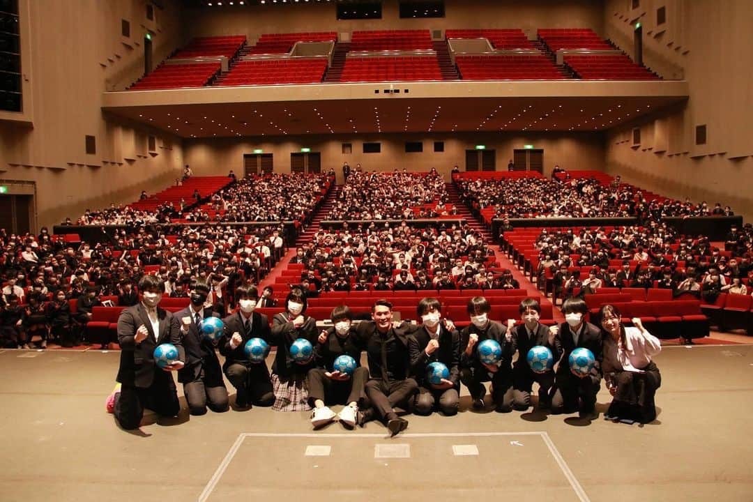 のインスタグラム：「中野サンプラザにて 東京中野区の中学校9校の学生に 講演しました。  学生たちに自分の言葉で想いを たくさんぶつけました。 夢について、目標について…  学生達からもパワーをもらいましたよ！ 素晴らしい時間をありがとう^ ^  #中野サンプラザ  #中学生に講演  #最近の学生はパワーがある」