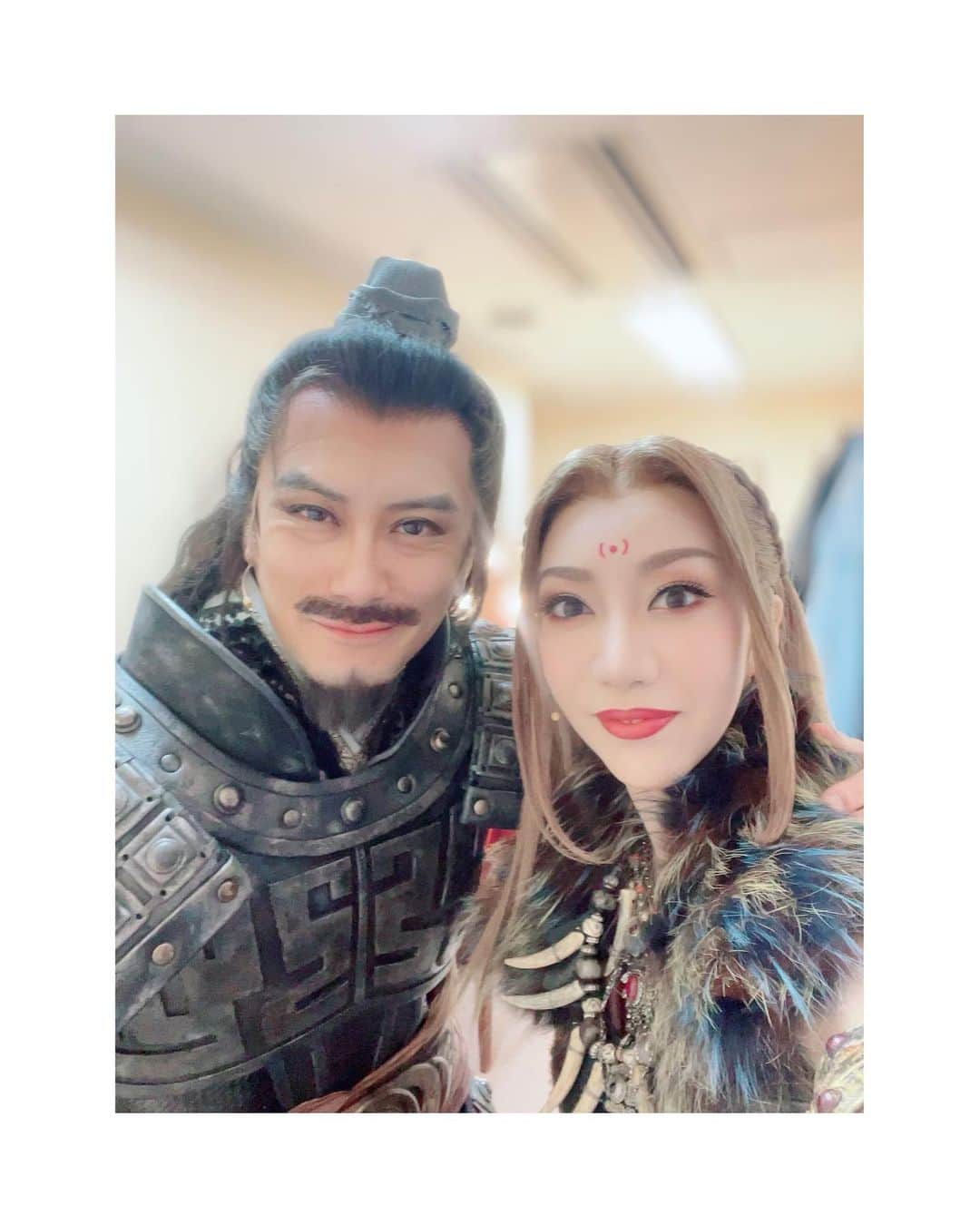 美弥るりかさんのインスタグラム写真 - (美弥るりかInstagram)「. 「キングダム」大阪公演 一足早く千秋楽を迎えました！  思い出深い梅芸の舞台にまた立つことができ、 色々な事を思い出しながら過ごしていました。 何よりも関西のお客様の熱気を感じ 最高の3日間でした✨✨  カーテンコールで皆さまの声を聞ける日が また来るなんて…本当に嬉しいです🥲💓  大阪公演は19日まで続きますので 引き続き「キングダム」の応援を 宜しくお願いします✊  私は博多公演に向けて力を貯めておきます⚔️🔥  📸は 全てにおいてステキすぎる… 昌文君役の小西遼生さん！！  タイマーわからなくて爆笑の3枚目😂」3月14日 21時16分 - rurika_miya_official