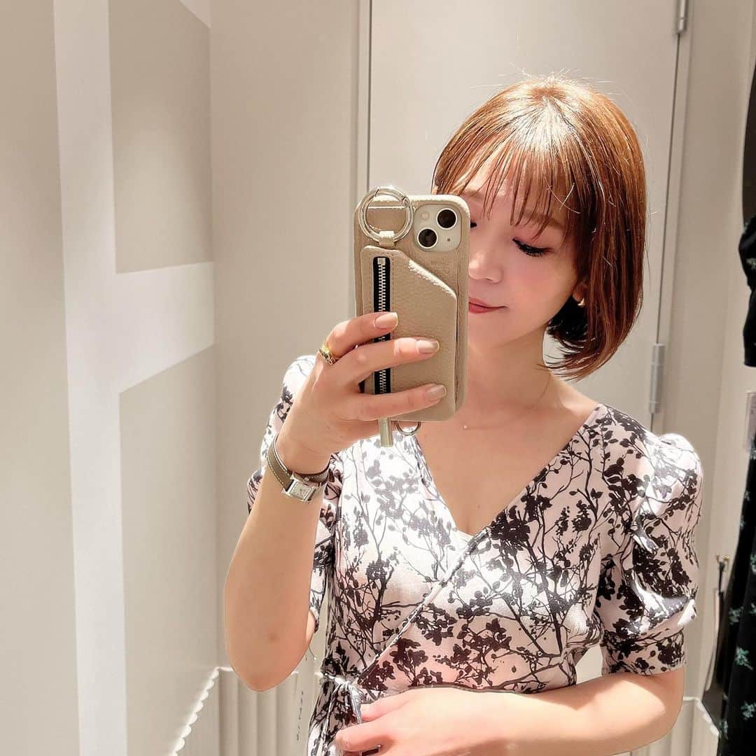のインスタグラム：「* * 気になっていたFRAY I.Dのルミネ池袋限定ワンピ👗 * 色も柄も袖のデザインも見えてないけど裾の揺れ感も可愛い🤍 * #frayid #フレイアイディー #ルミネ池袋」