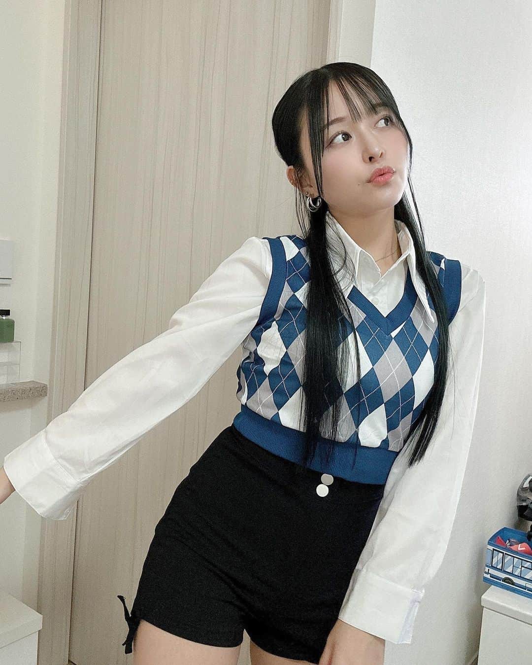 歩乃華（ほのらん）のインスタグラム：「ブルーブラックにカラーした🖤💙 . 何年も通ってるサロン！！ 美容室 @tatsuyam.o.d  まつげサロン @m.o.d_risa  . 地毛でこんなに頑張れてるのも まつげが健康なのも 2人のおかげです😭💖  いつもありがとうございます😻 みんなも行った方がいいです🥺笑」
