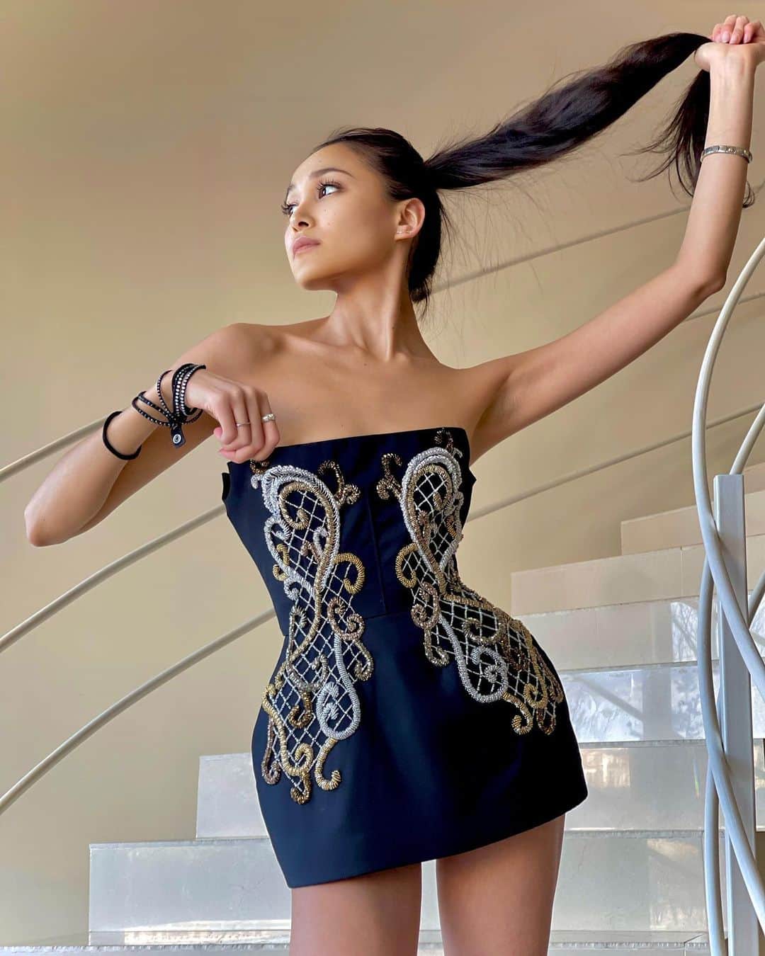 カリーナ・ウズロワのインスタグラム：「Sneak peak to the today’s morning photoshoot of the gorgeous collection @arthouse_atelier 😍」