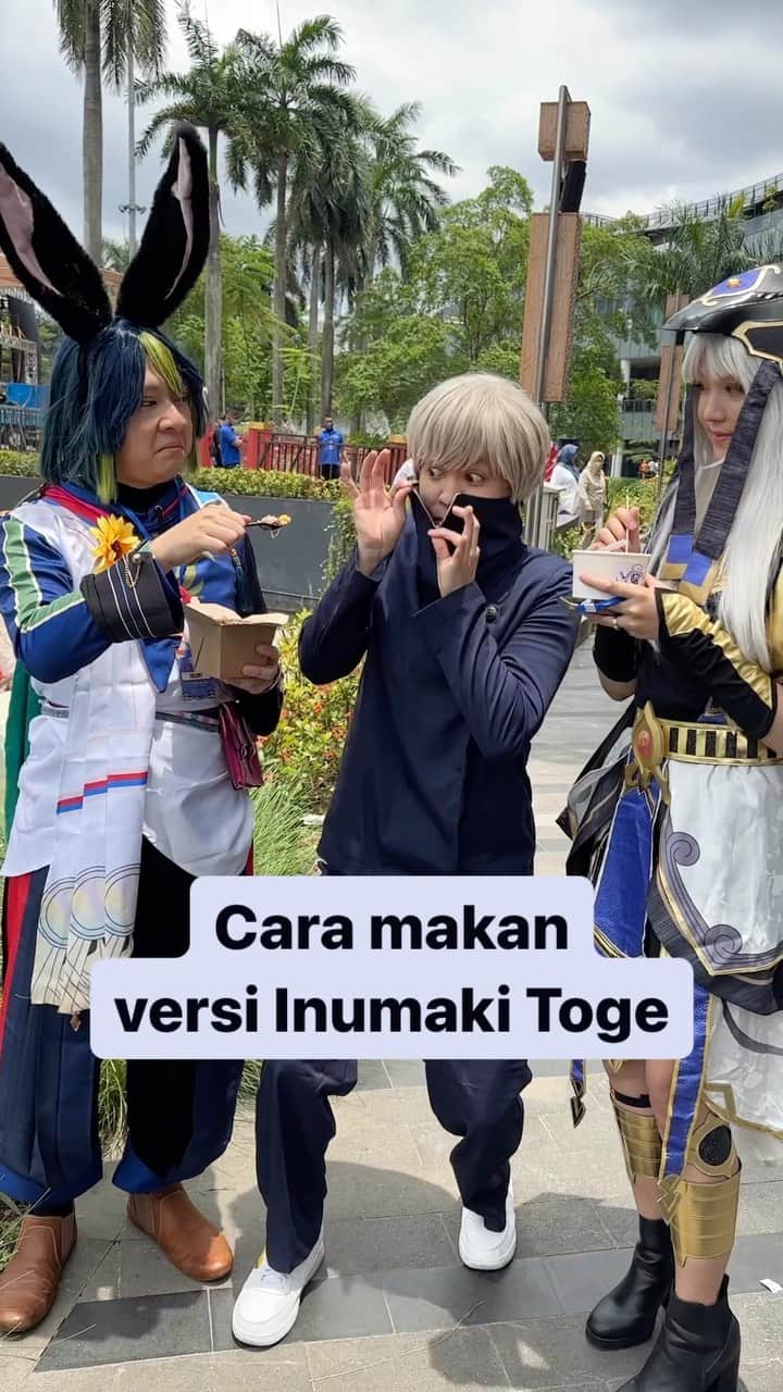 のインスタグラム：「Cara makan versi Inumaki Toge wkwk with @eury_cai & @xieri.xie   #inumakitoge #jujutsukaisen」