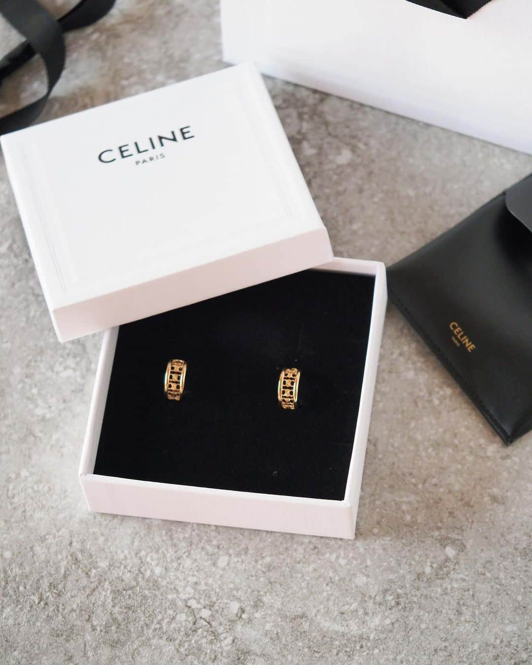 舞川あいくのインスタグラム：「大切なもの♡ 似合う？🤭💕  #earrings #celine」